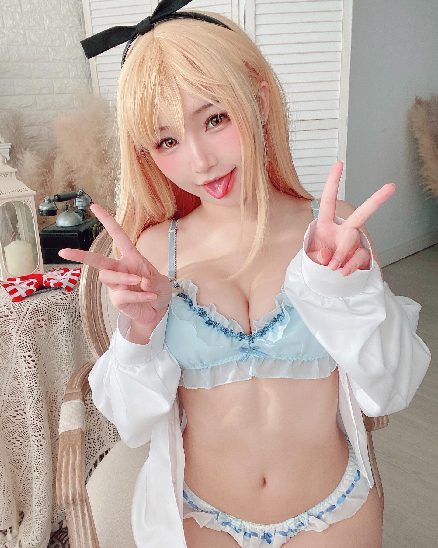 Sister cosplayer