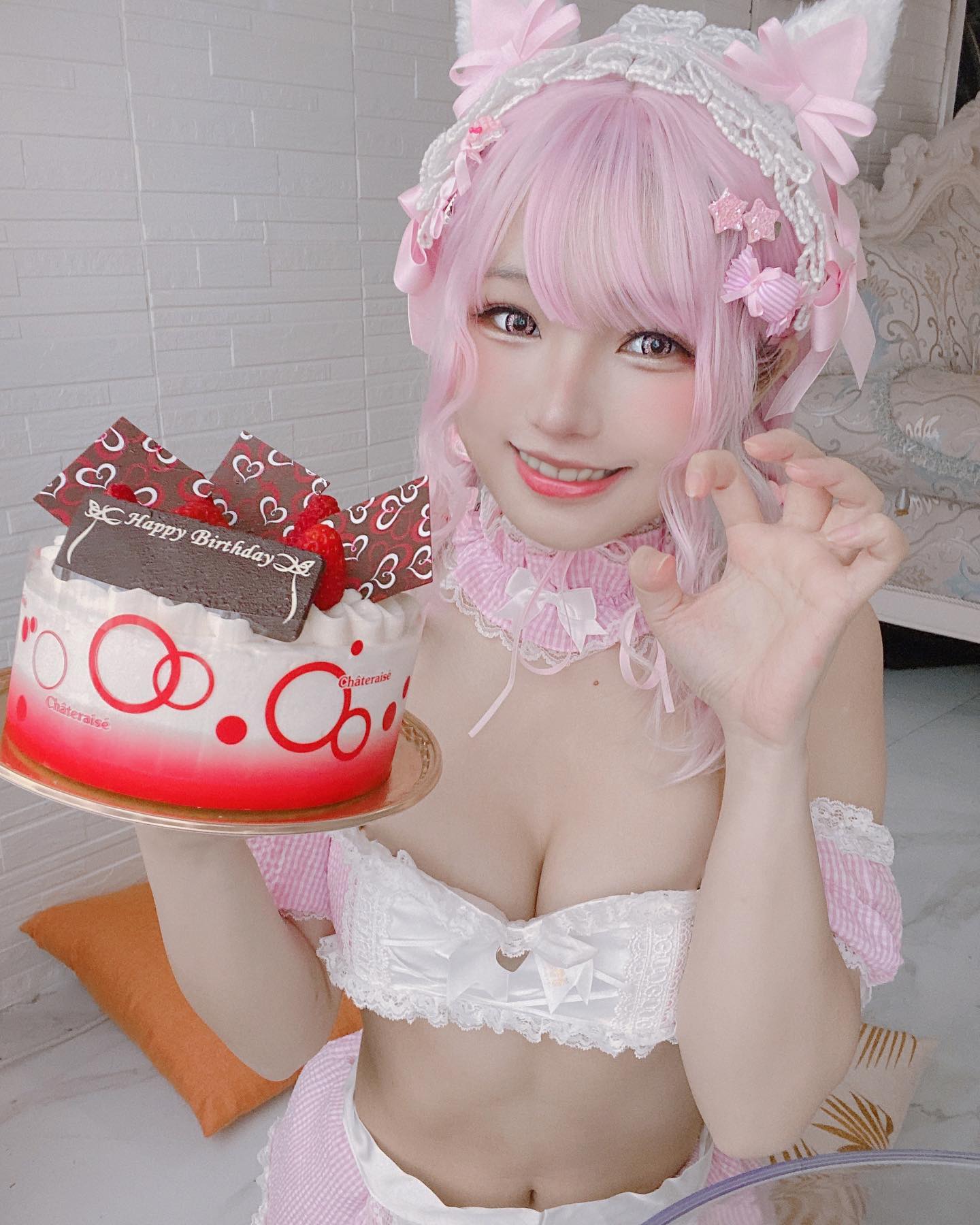 Sister cosplayer