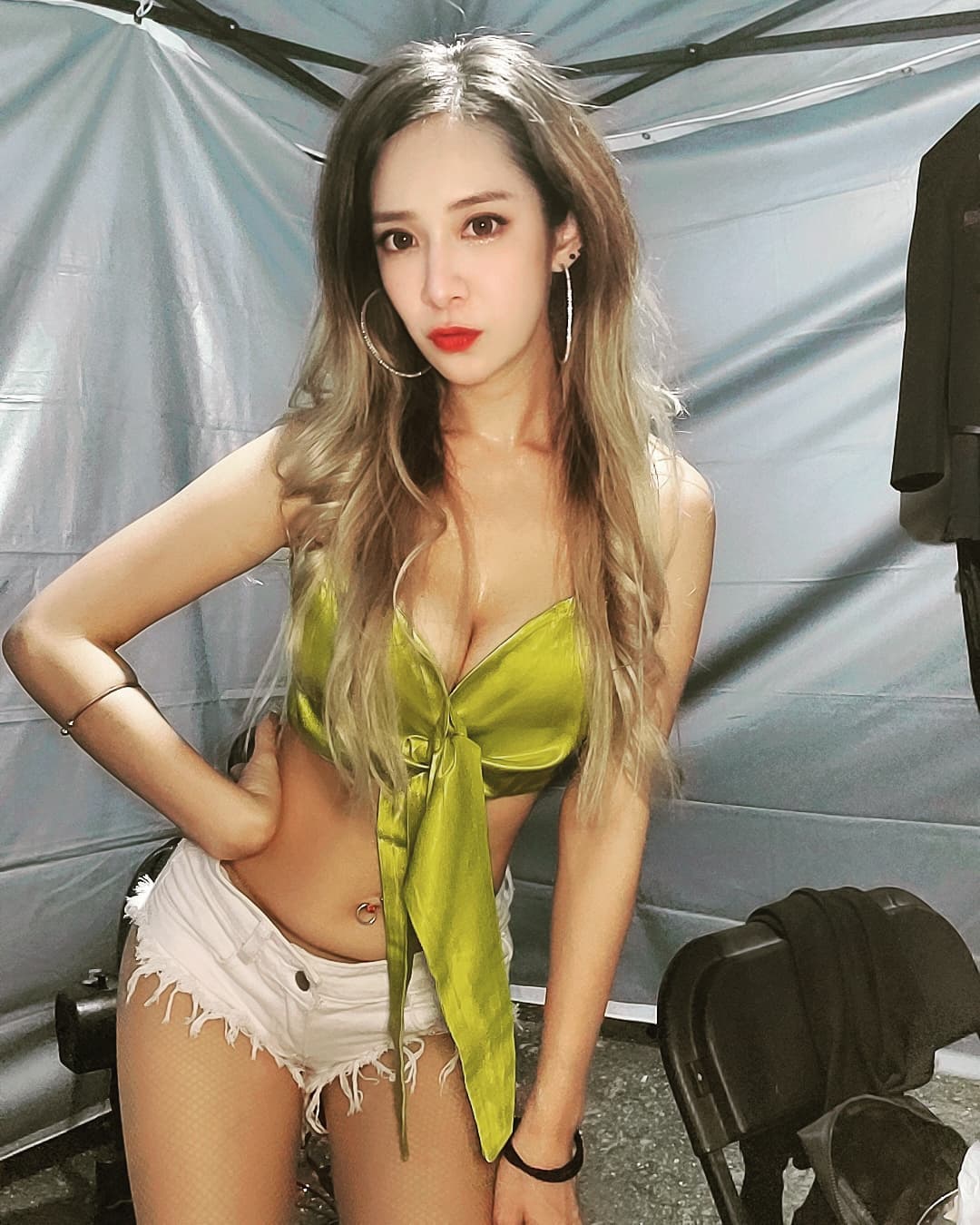 超正美胸辣妹「陳安雅」胸前渾圓飽滿超誘惑，高顏值臉蛋看不膩，超狂尺寸兇猛啊！-第1章-图片5