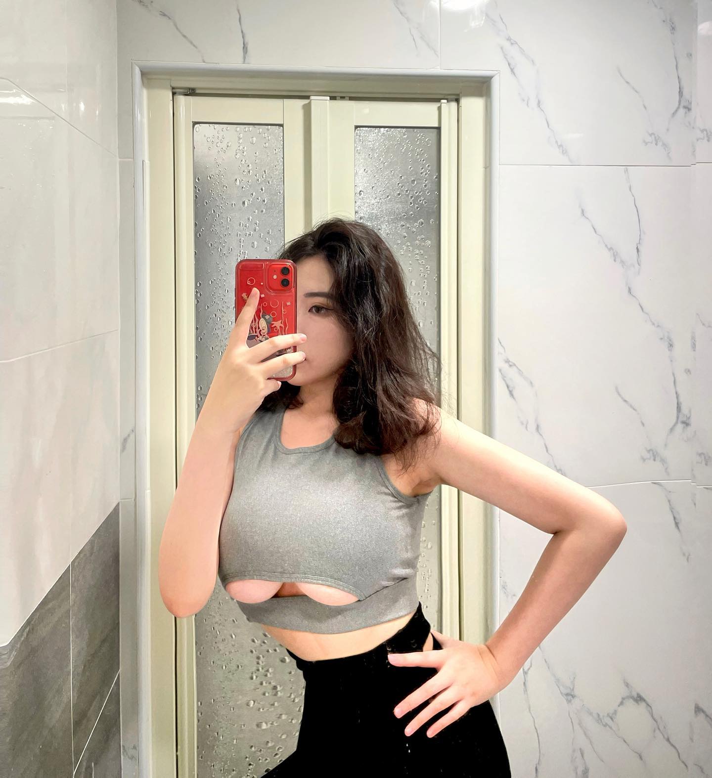 巨乳正妹「江宛庭」開深溝自拍，肩帶都快撐不住乳量了！低胸露出「奔放雙乳」-第1章-图片4