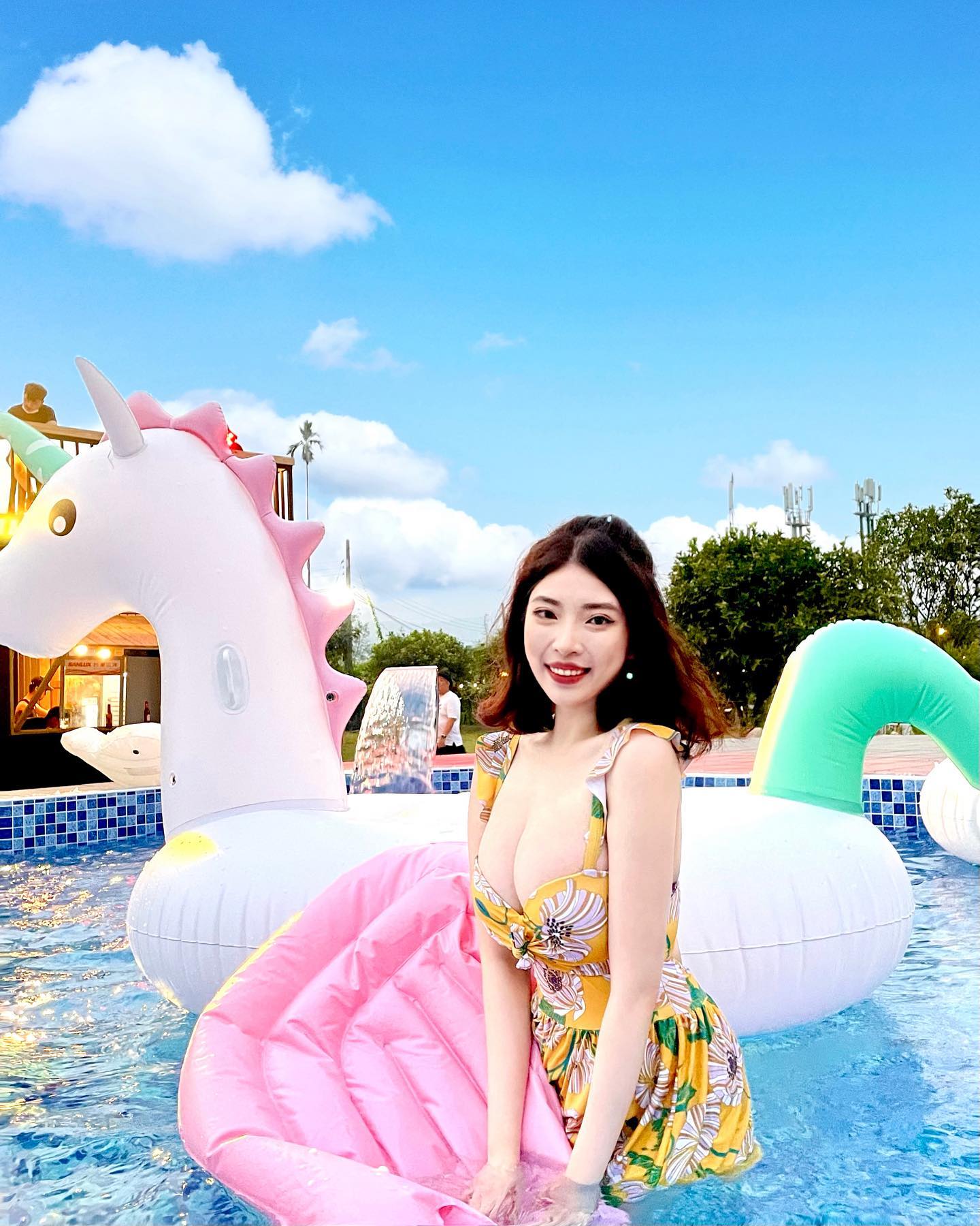 巨乳正妹「江宛庭」開深溝自拍，肩帶都快撐不住乳量了！低胸露出「奔放雙乳」-第1章-图片6