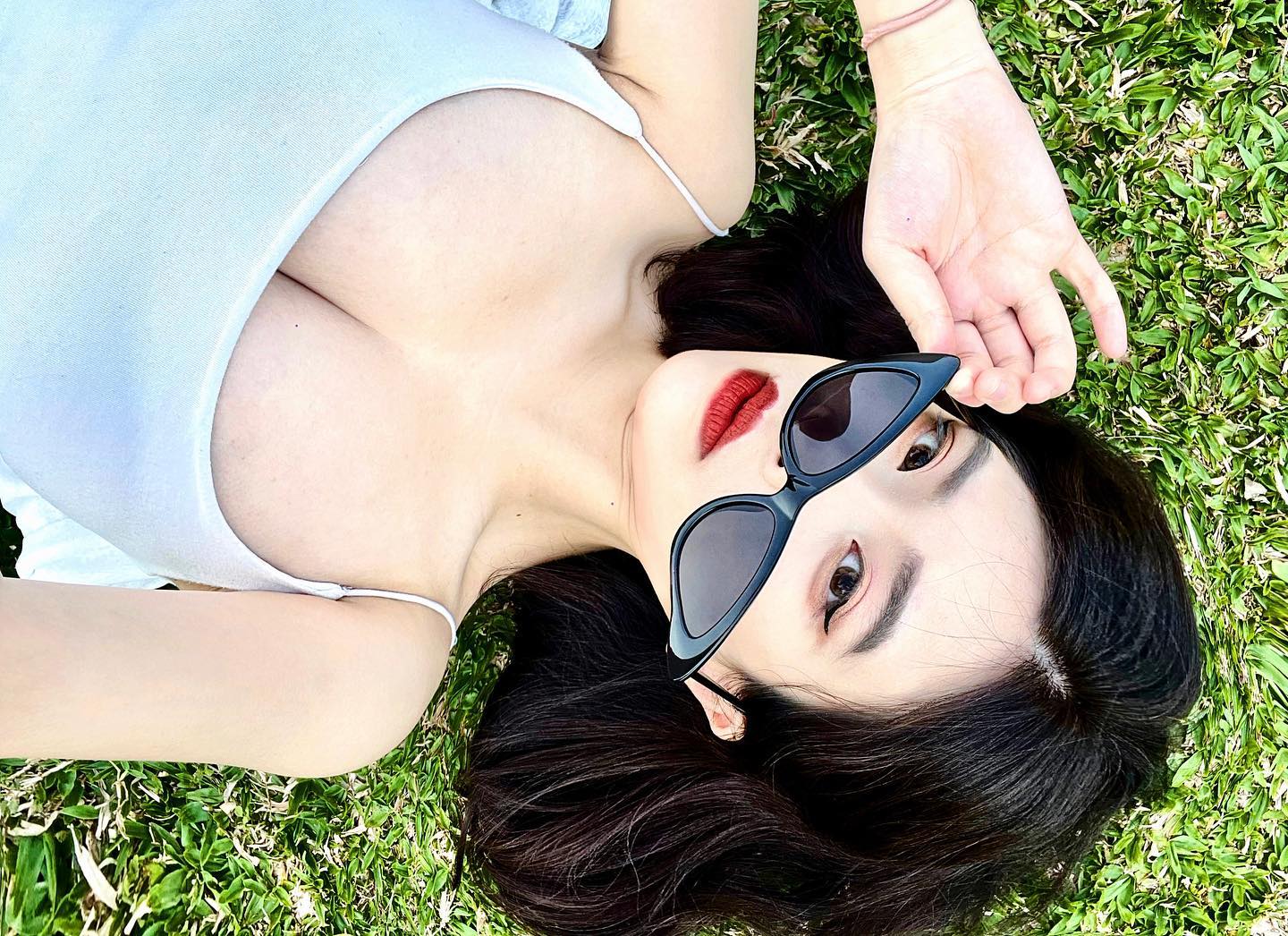 巨乳正妹「江宛庭」開深溝自拍，肩帶都快撐不住乳量了！低胸露出「奔放雙乳」-第1章-图片5