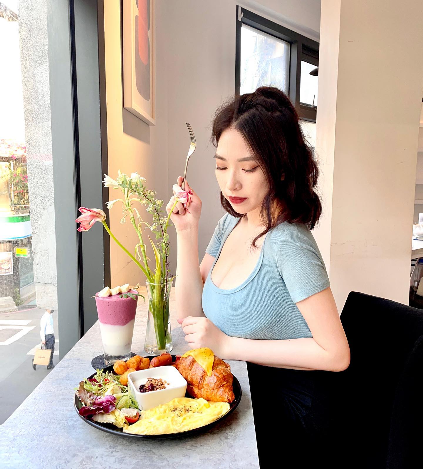 巨乳正妹「江宛庭」開深溝自拍，肩帶都快撐不住乳量了！低胸露出「奔放雙乳」-第1章-图片7