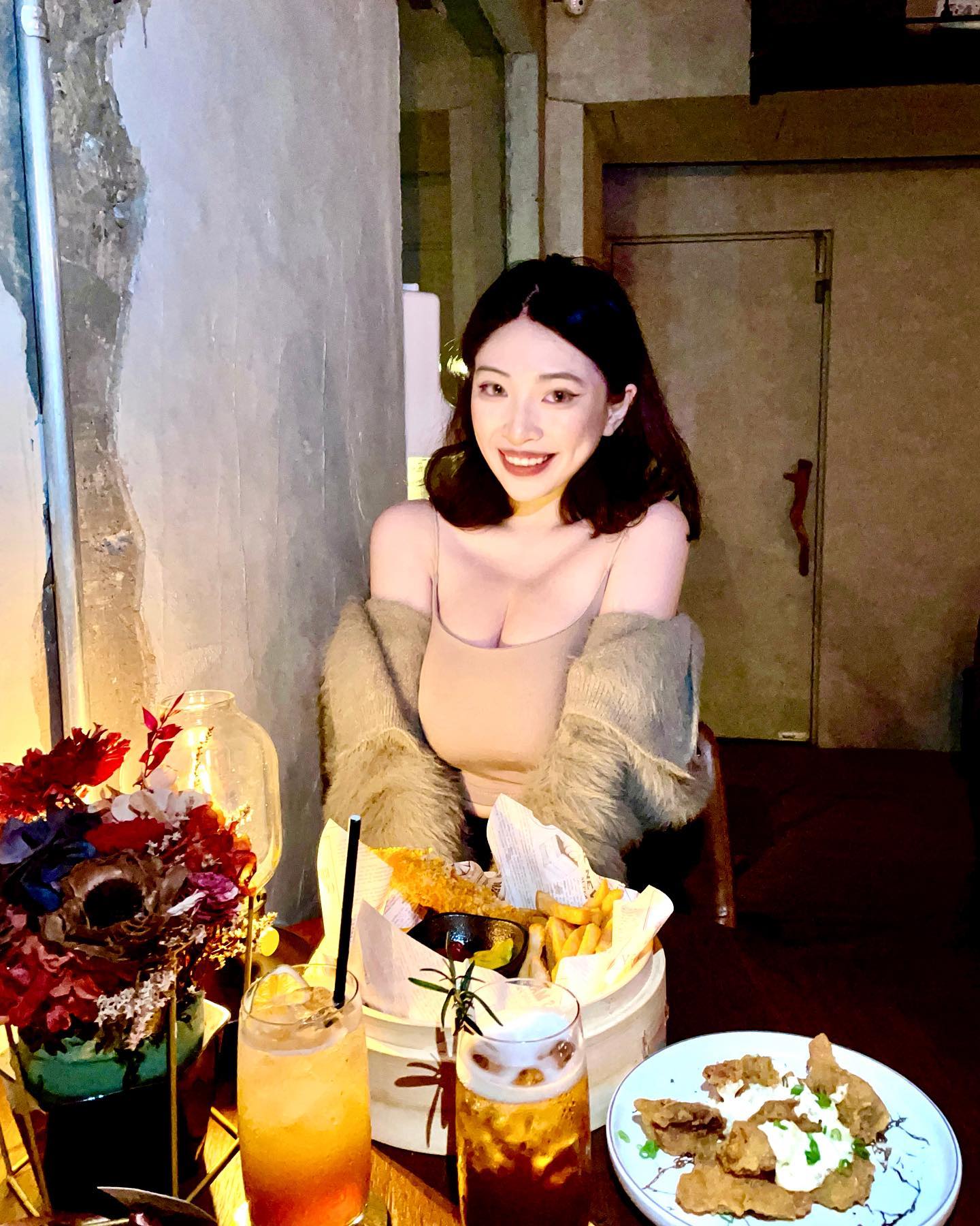 巨乳正妹「江宛庭」開深溝自拍，肩帶都快撐不住乳量了！低胸露出「奔放雙乳」-第1章-图片9