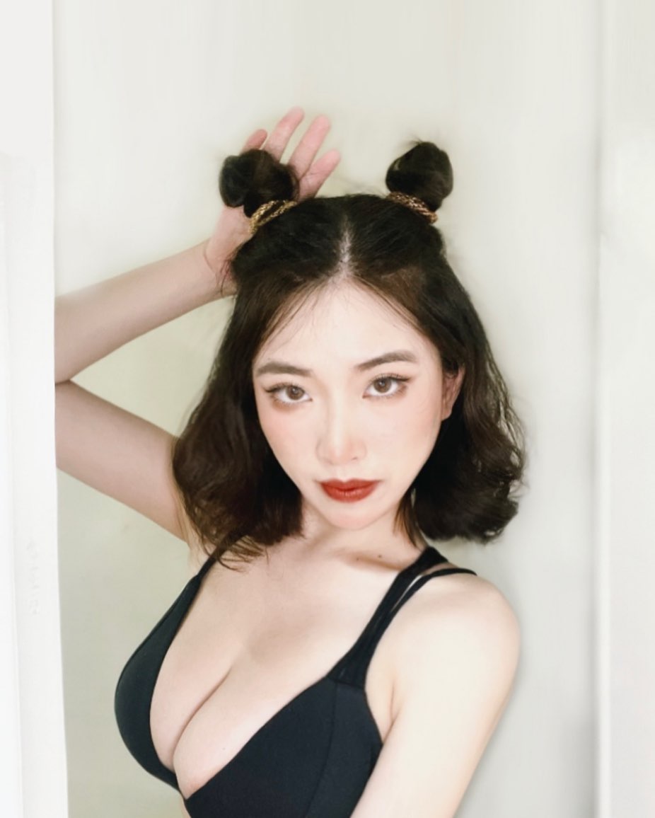 巨乳正妹「江宛庭」開深溝自拍，肩帶都快撐不住乳量了！低胸露出「奔放雙乳」-第1章-图片8