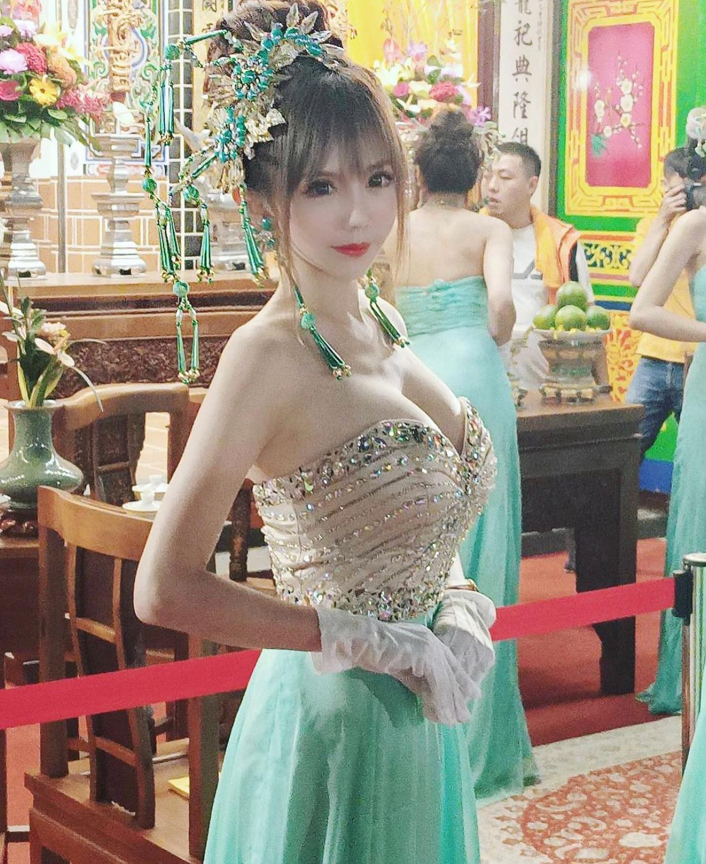 「蔡粉粉」胸前深溝似海，超狂乳量「無限延伸」超邪惡「白嫩圓乳」畫面好害羞-第1章-图片5