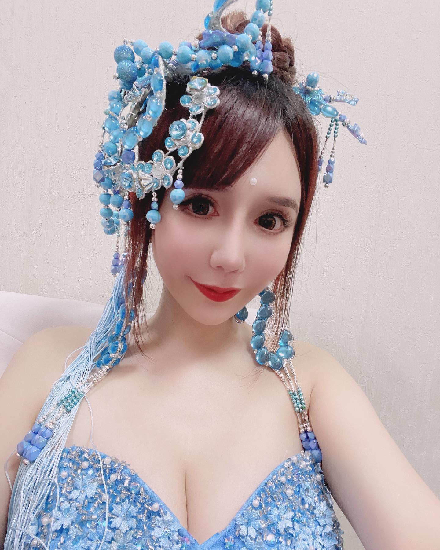 「蔡粉粉」胸前深溝似海，超狂乳量「無限延伸」超邪惡「白嫩圓乳」畫面好害羞-第1章-图片6