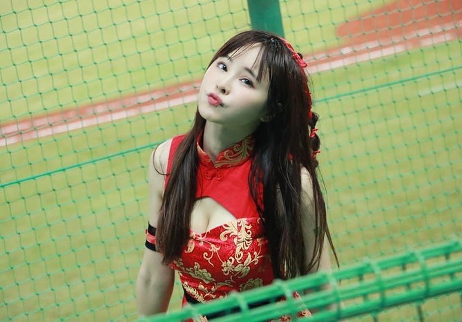 甜美正妹「李采依」胸前「渾圓飽滿」讓人衝動！前凸後翹好身材！-第1章-图片2