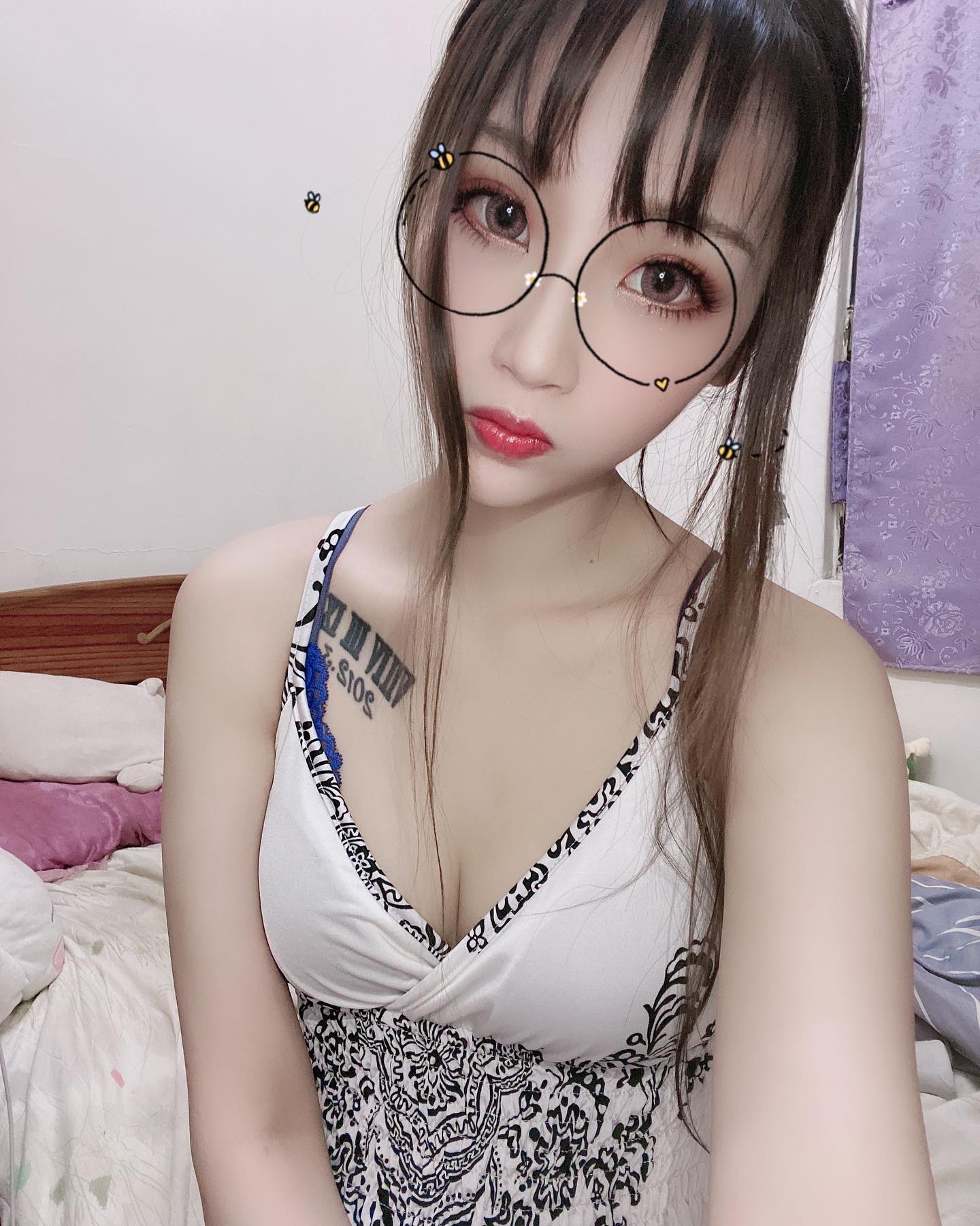 性感奶妹「詩織」胸前「超深海溝」好兇狠！貼近「飽滿巨乳」被嚇壞啦！-第1章-图片1