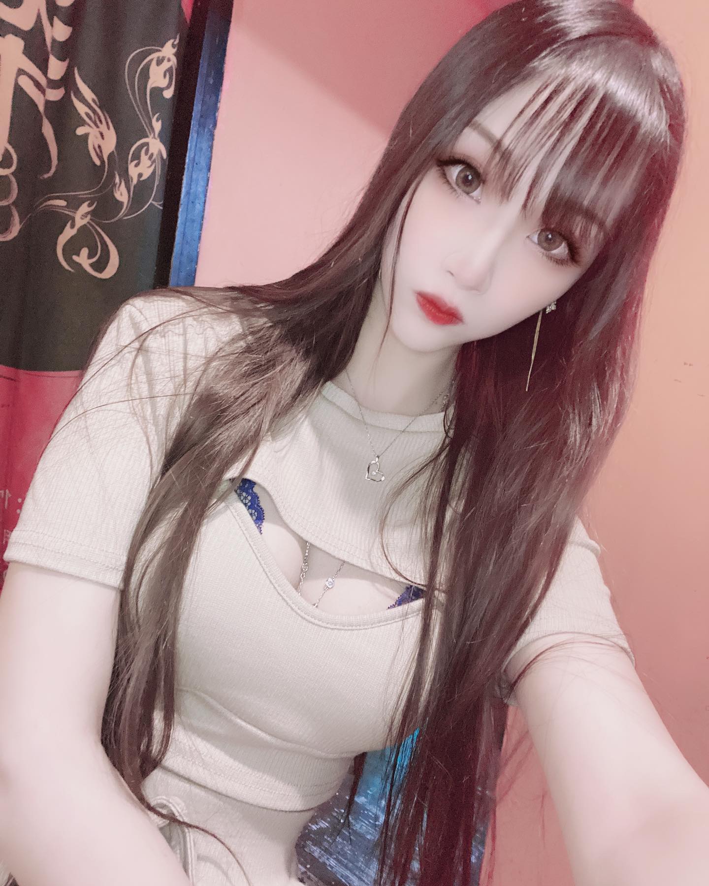 性感奶妹「詩織」胸前「超深海溝」好兇狠！貼近「飽滿巨乳」被嚇壞啦！-第1章-图片3