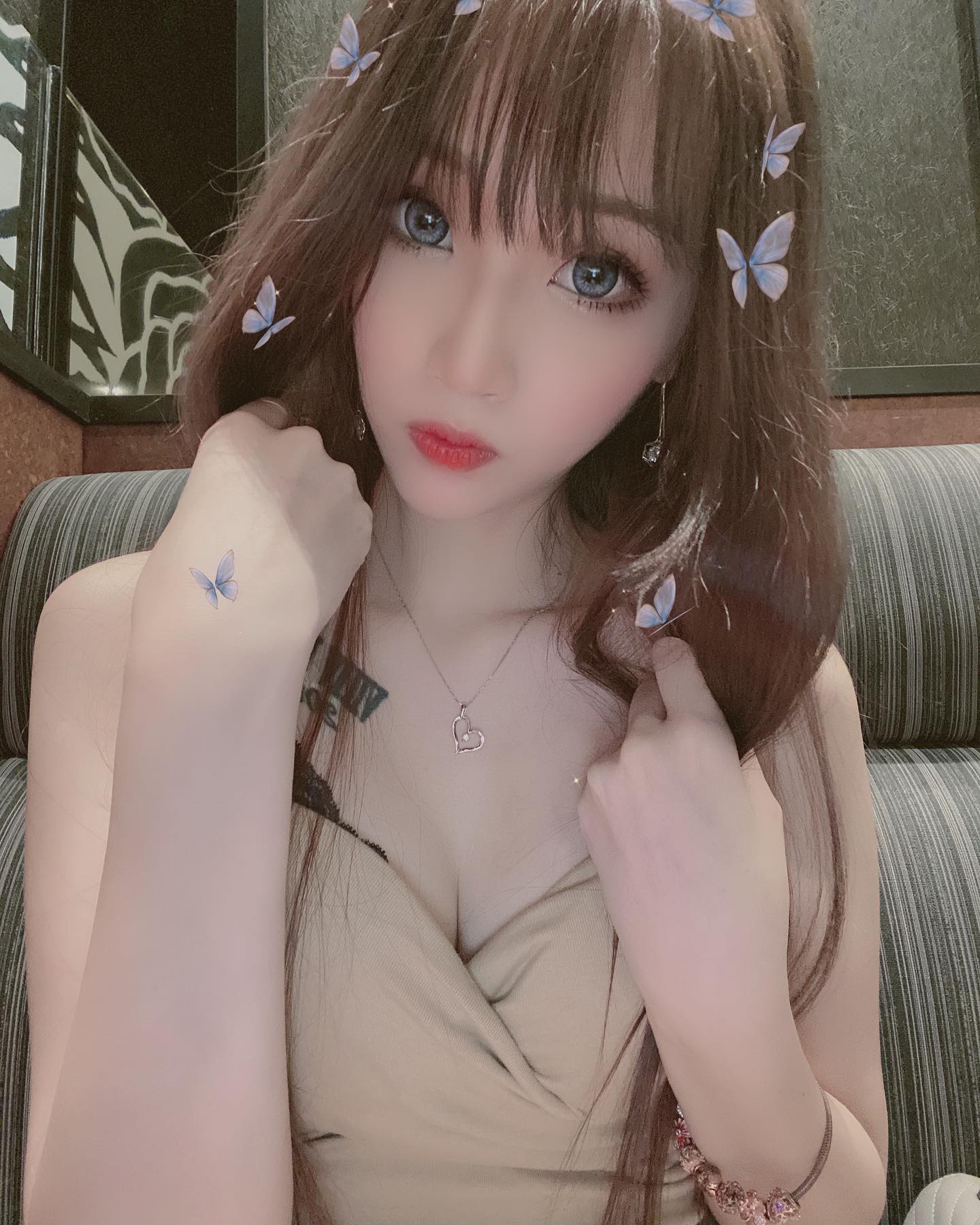 性感奶妹「詩織」胸前「超深海溝」好兇狠！貼近「飽滿巨乳」被嚇壞啦！-第1章-图片4