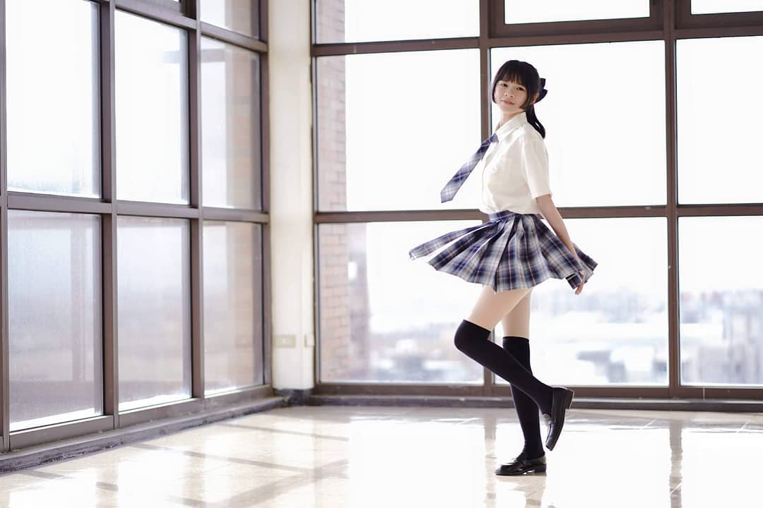 白皙正妹「綾萌」各種「養眼畫面」大秀好身材沒有極限，長腿讓人神魂顛倒！-第1章-图片1