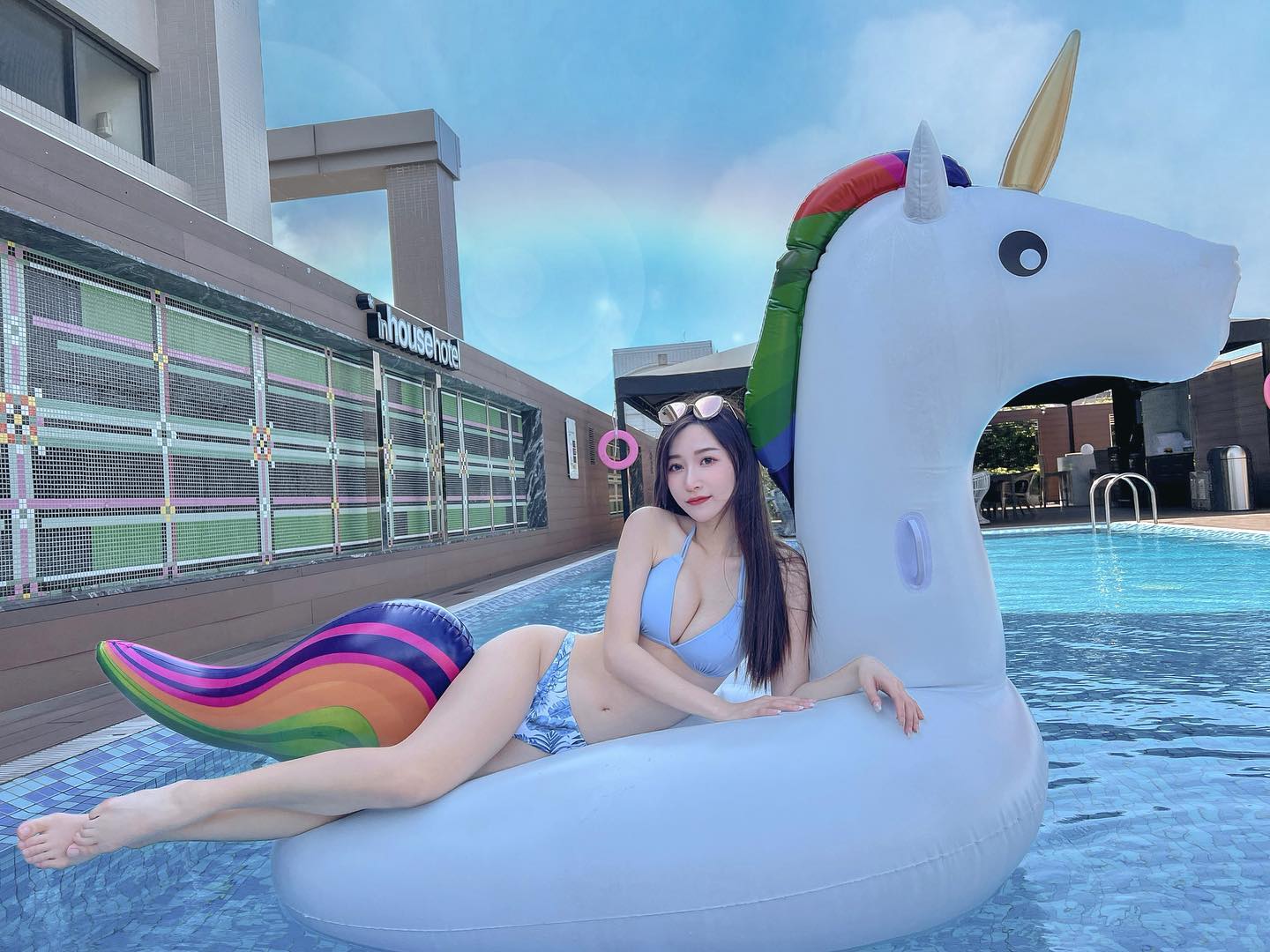 美胸正妹「小筑」滿滿乳量「修長美腿」眼神都失焦！曲線性感的不可思議-第1章-图片9