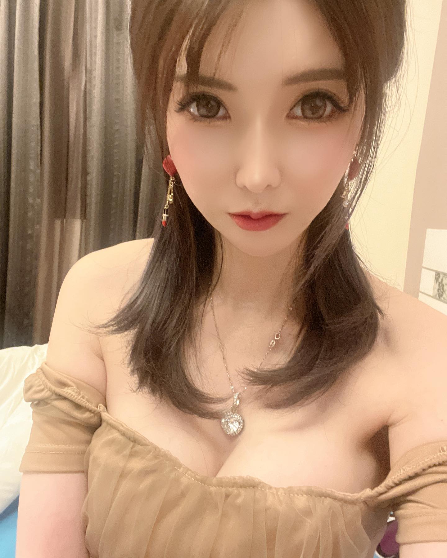 豪放巨奶妹「柔寶寶」飽滿乳量「塞好塞滿」露嫩白肌讓人戀愛啦！顏值身材都超棒啊！-第1章-图片4