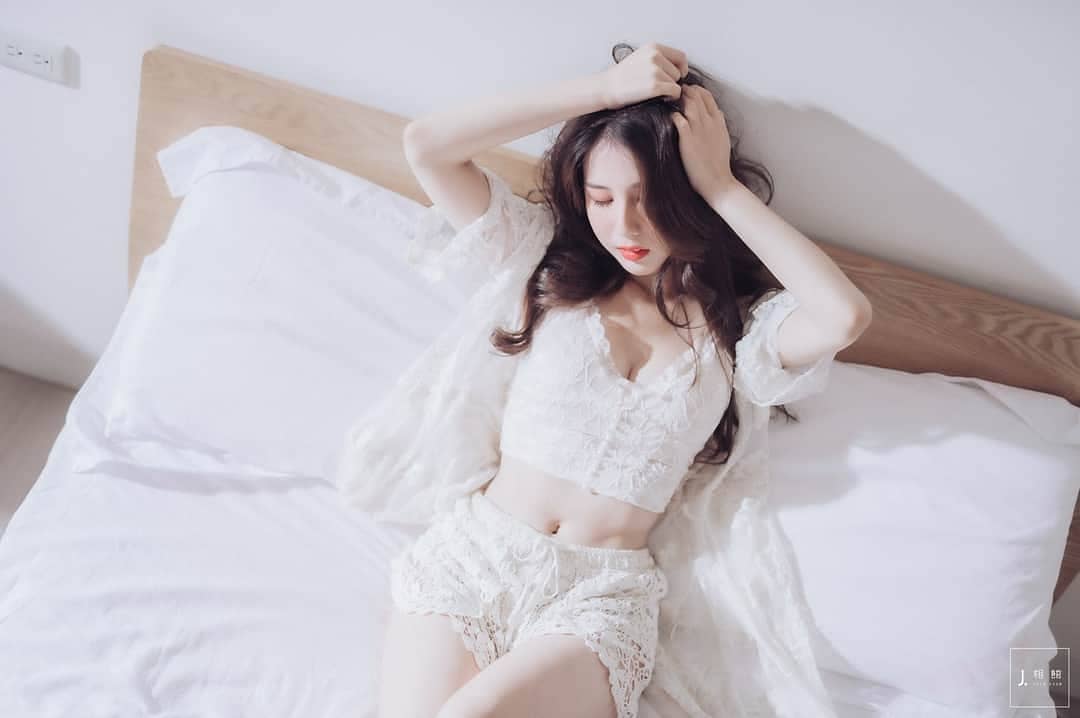 甜美萌妹「花傾夕」傲人巨乳又大又白嫩！獨家「性感長腿」辣暈粉絲！-第1章-图片1