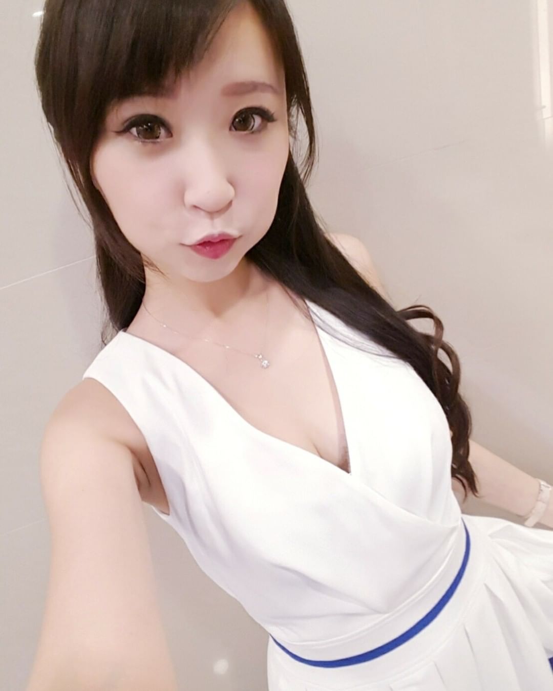 最美主持「小魚安安」逆天長腿好誘人，自信狂曬好身材，巨乳快要掉出來了！-第1章-图片7