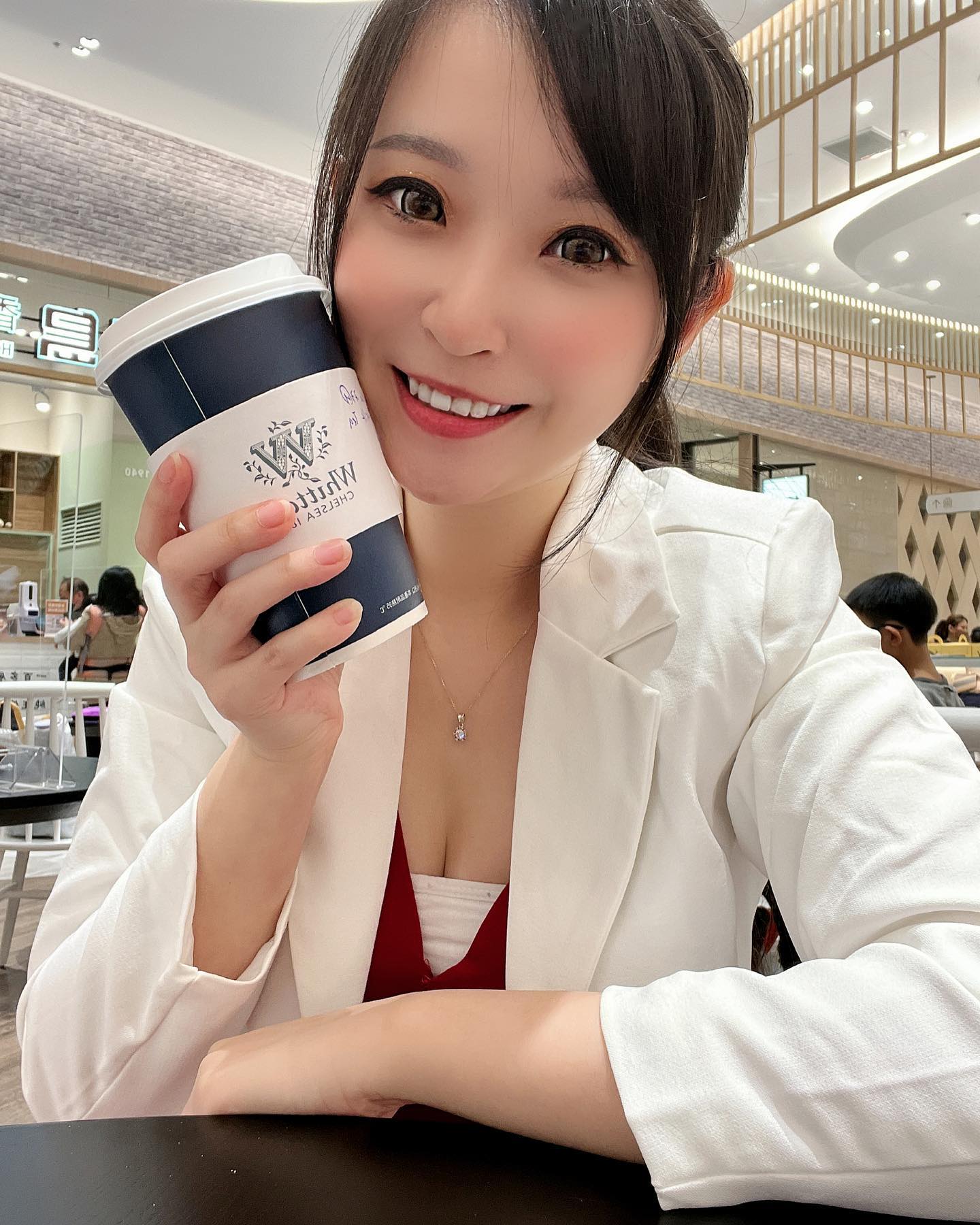 最美主持「小魚安安」逆天長腿好誘人，自信狂曬好身材，巨乳快要掉出來了！-第1章-图片9