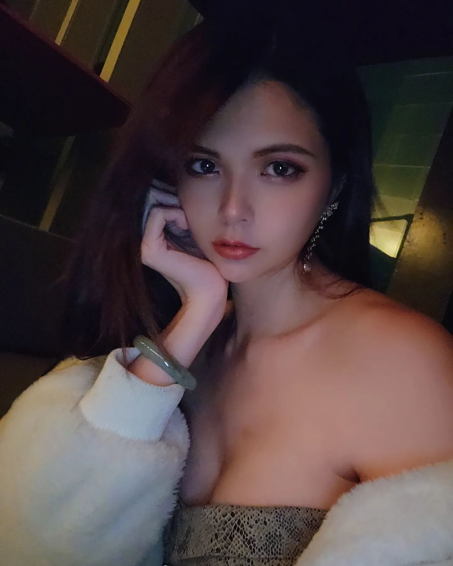 大辣女神「陳婷」豪放打扮尺度大開「袒胸相對」深溝深不見底！-第1章-图片7