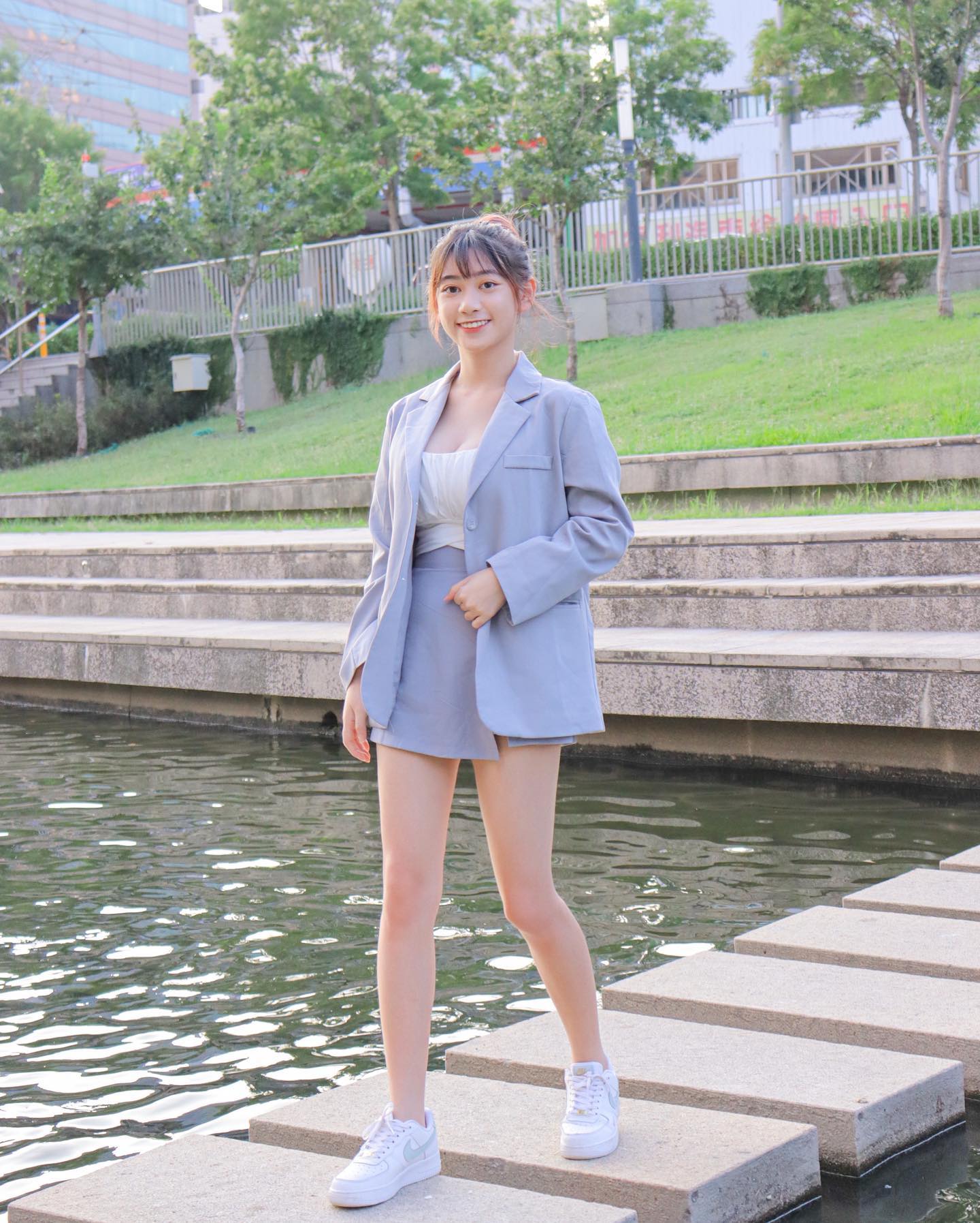 大眼仙女「以涵」太會放電，魔鬼級完美曲線，腿控都招架不住這種誘惑-第1章-图片1