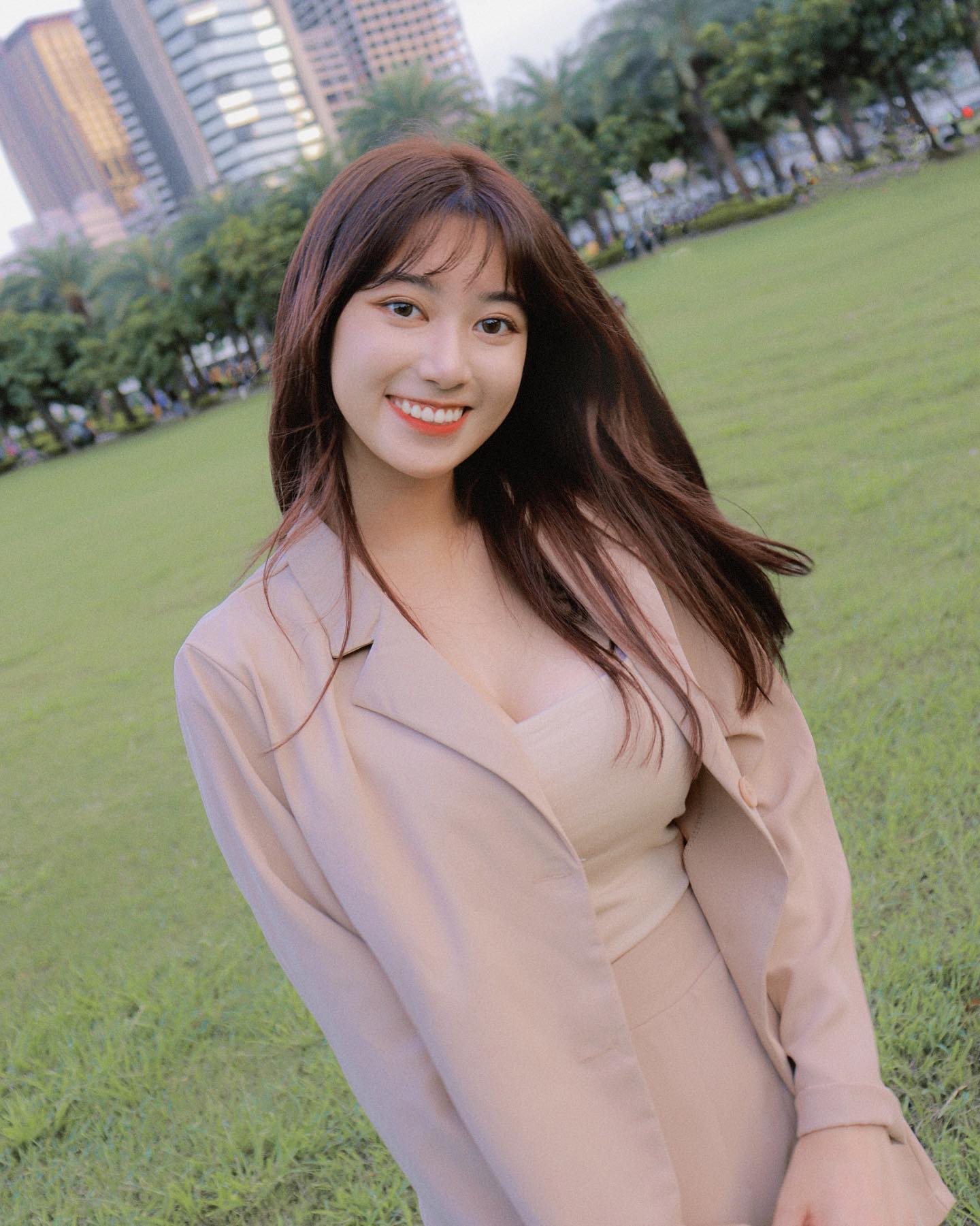 大眼仙女「以涵」太會放電，魔鬼級完美曲線，腿控都招架不住這種誘惑-第1章-图片2