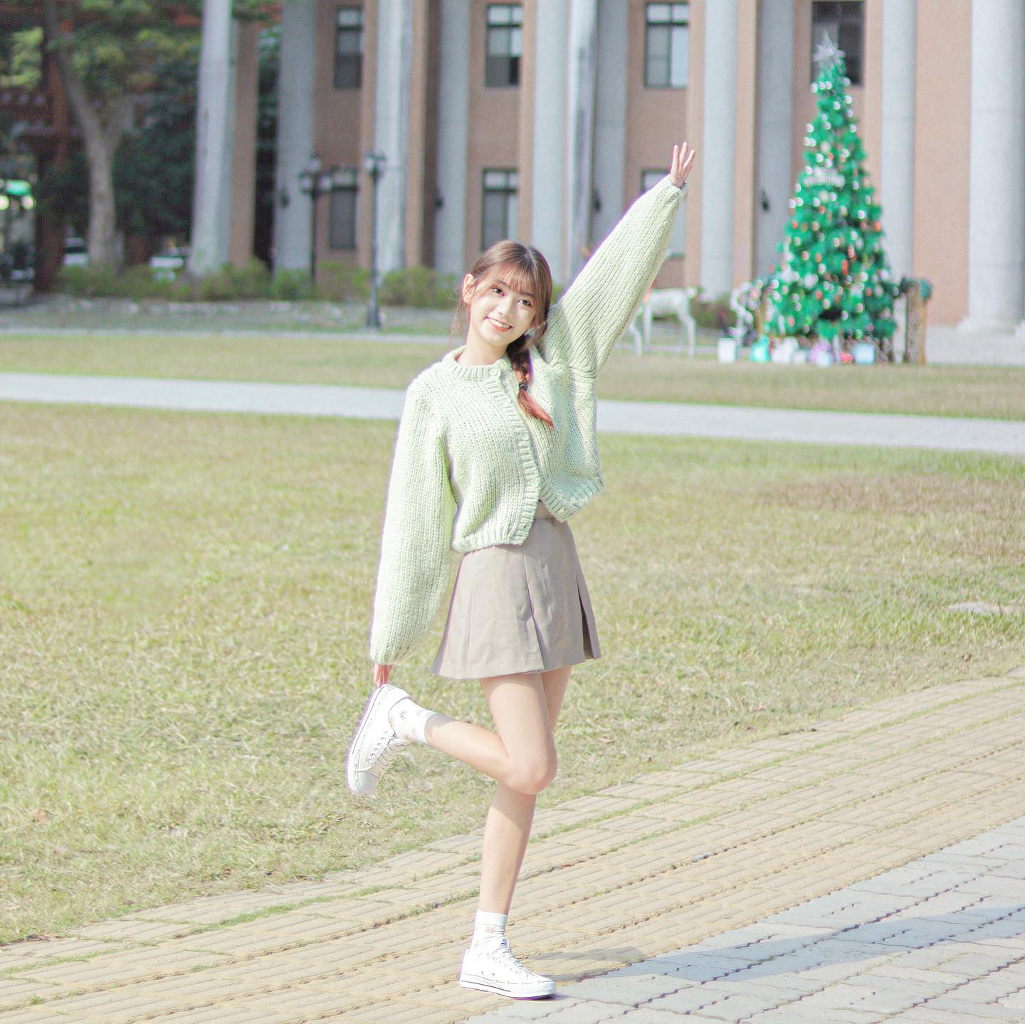 大眼仙女「以涵」太會放電，魔鬼級完美曲線，腿控都招架不住這種誘惑-第1章-图片5