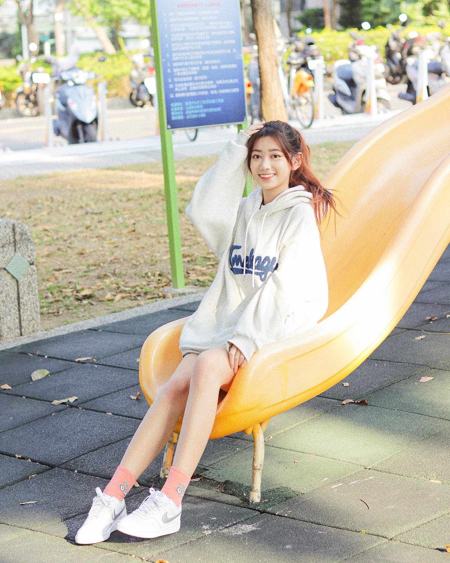 大眼仙女「以涵」太會放電，魔鬼級完美曲線，腿控都招架不住這種誘惑-第1章-图片7