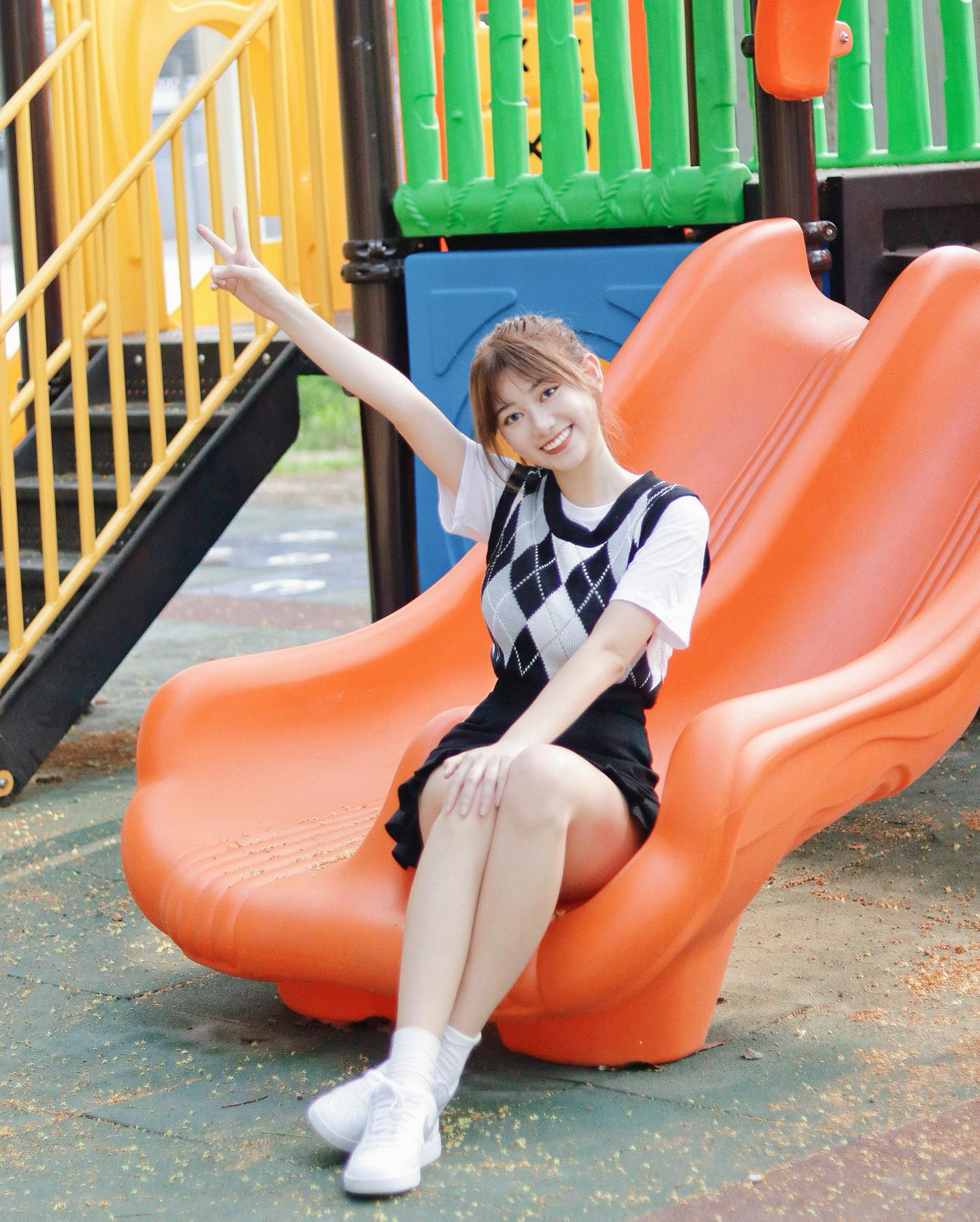 大眼仙女「以涵」太會放電，魔鬼級完美曲線，腿控都招架不住這種誘惑-第1章-图片10