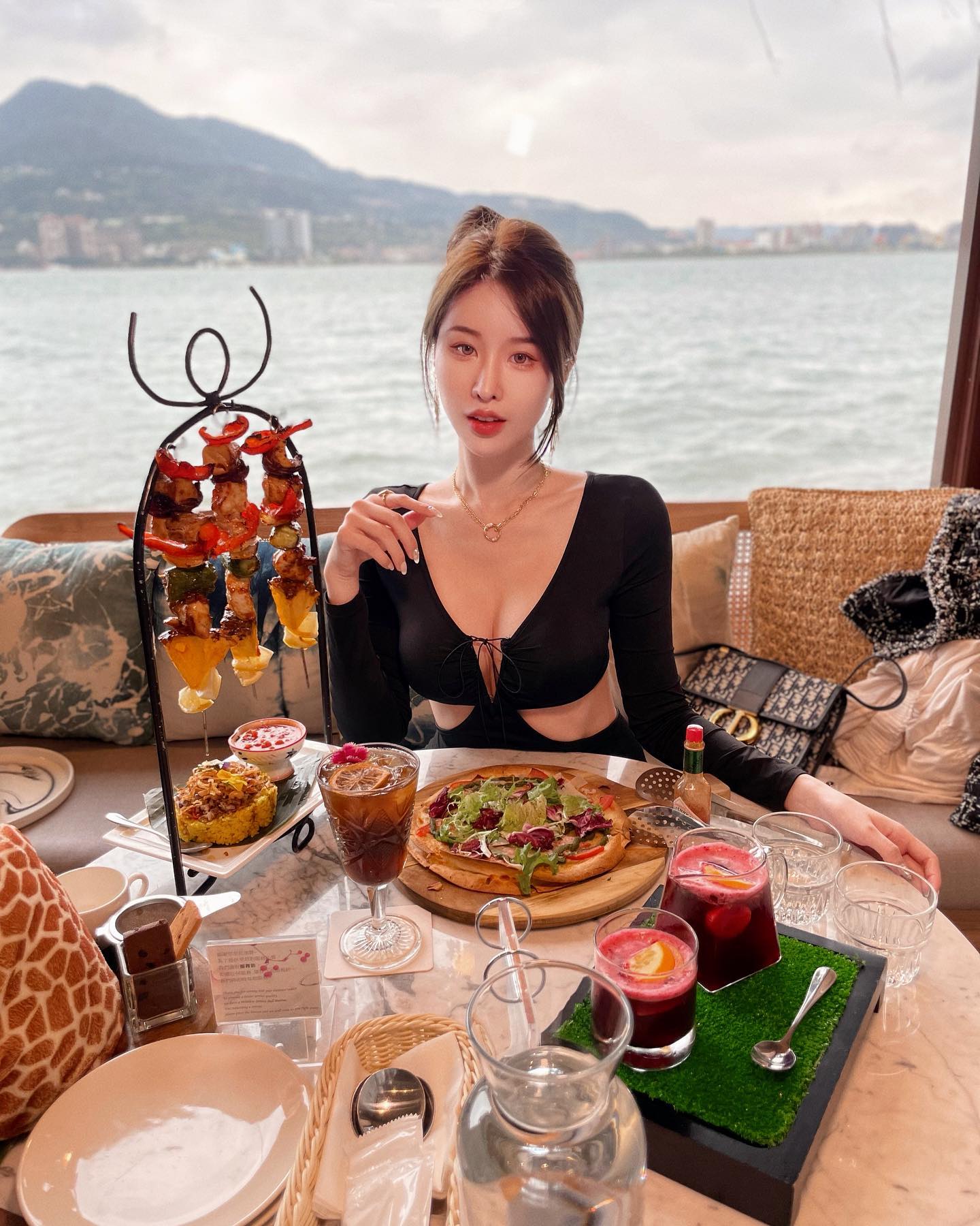 性感女王「鄭若青」挺傲人上圍讓你選一套，「飽滿乳溝」讓人狂噴鼻血！-第1章-图片6