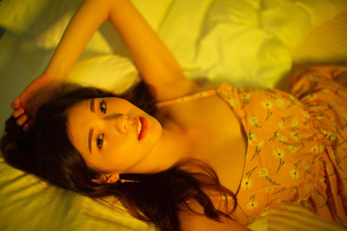 「陳白白」S曲線超火辣，展現深長事業線，甜美笑容看了立刻融化！-第1章-图片1