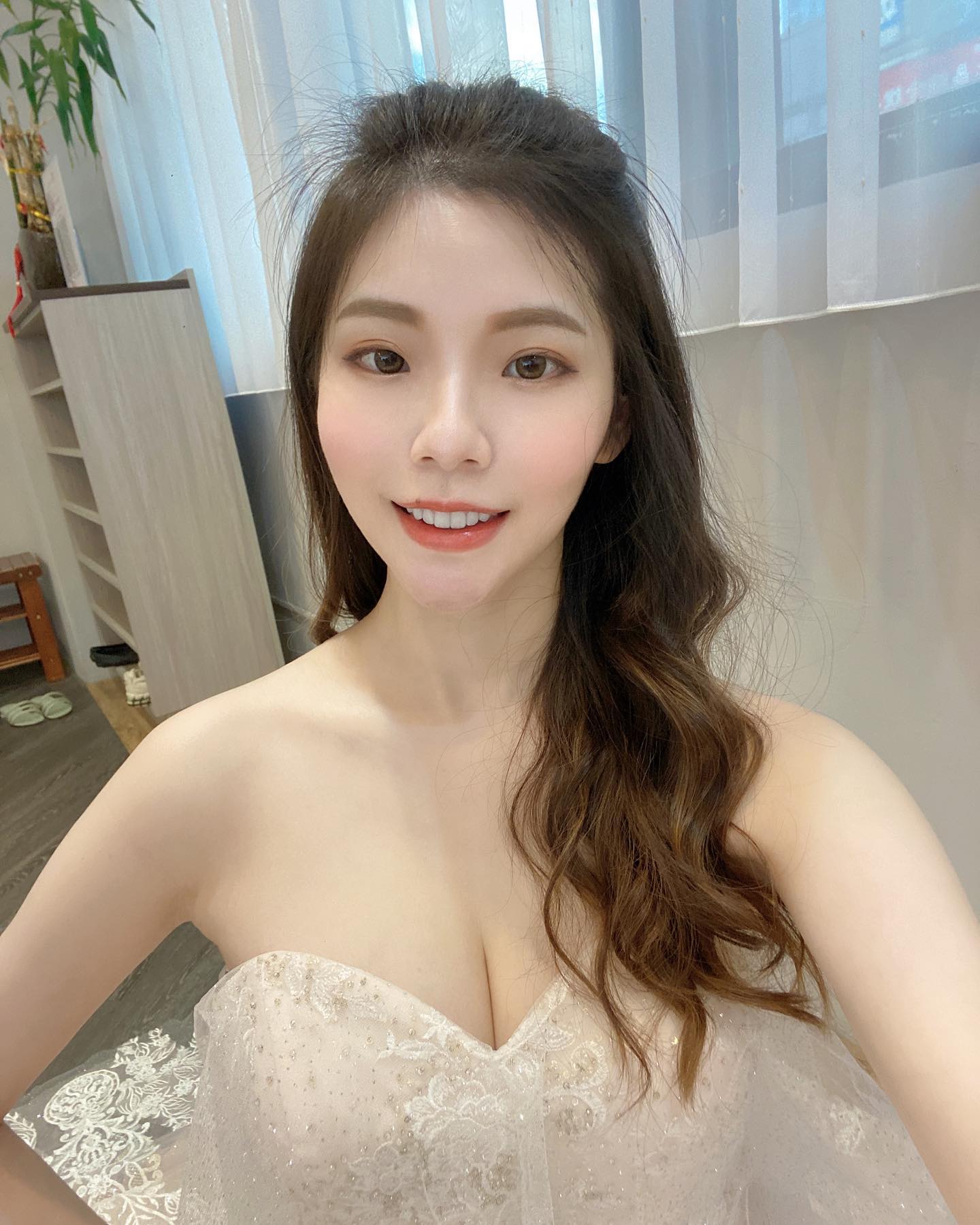 「陳白白」S曲線超火辣，展現深長事業線，甜美笑容看了立刻融化！-第1章-图片4