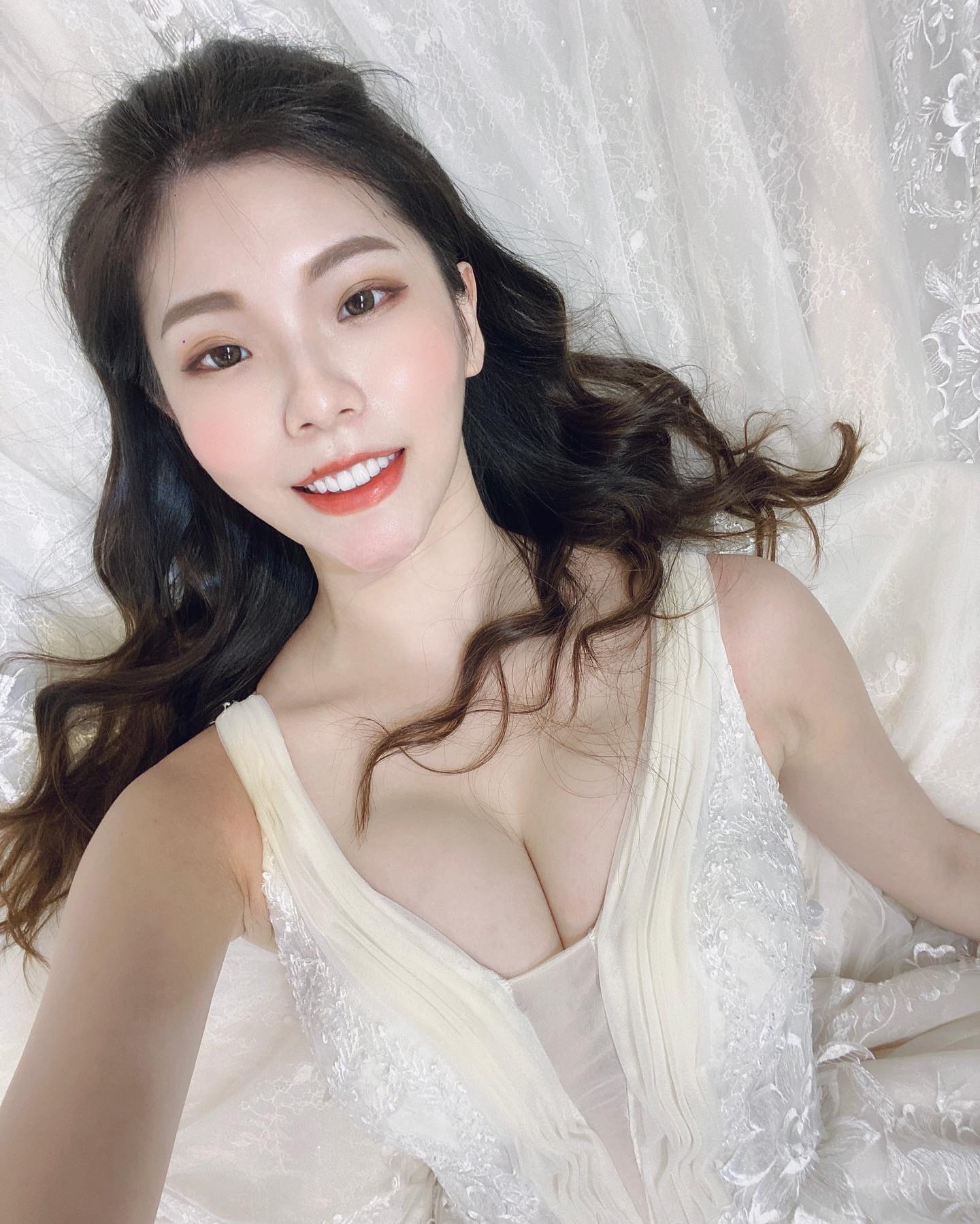 「陳白白」S曲線超火辣，展現深長事業線，甜美笑容看了立刻融化！-第1章-图片5