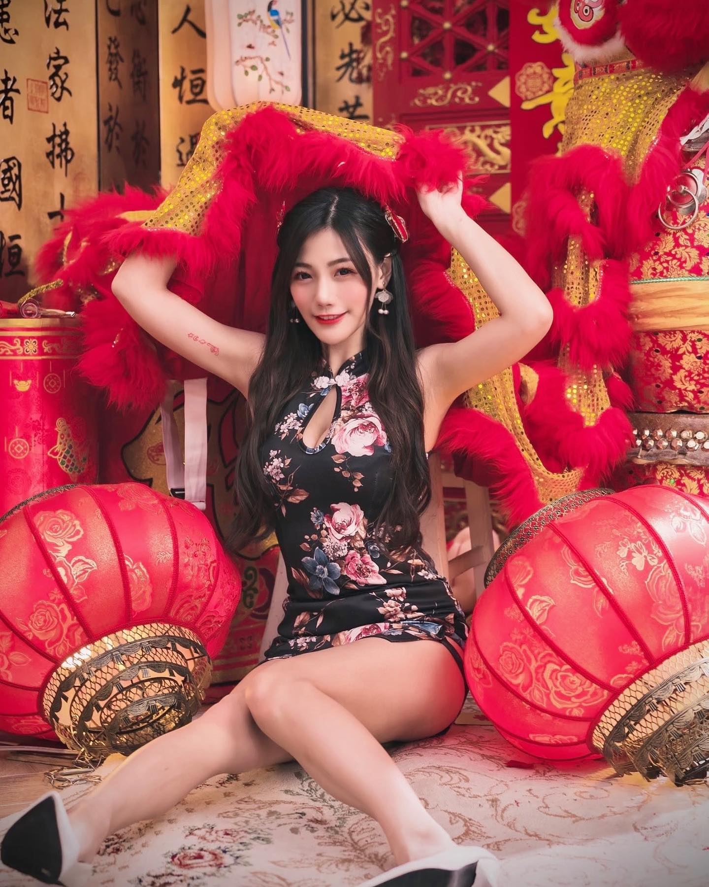 大眼甜心「陳葳」白嫩美肌「事業線好迷人」，「美艷胴體」性感狂野Hold不住-第1章-图片3