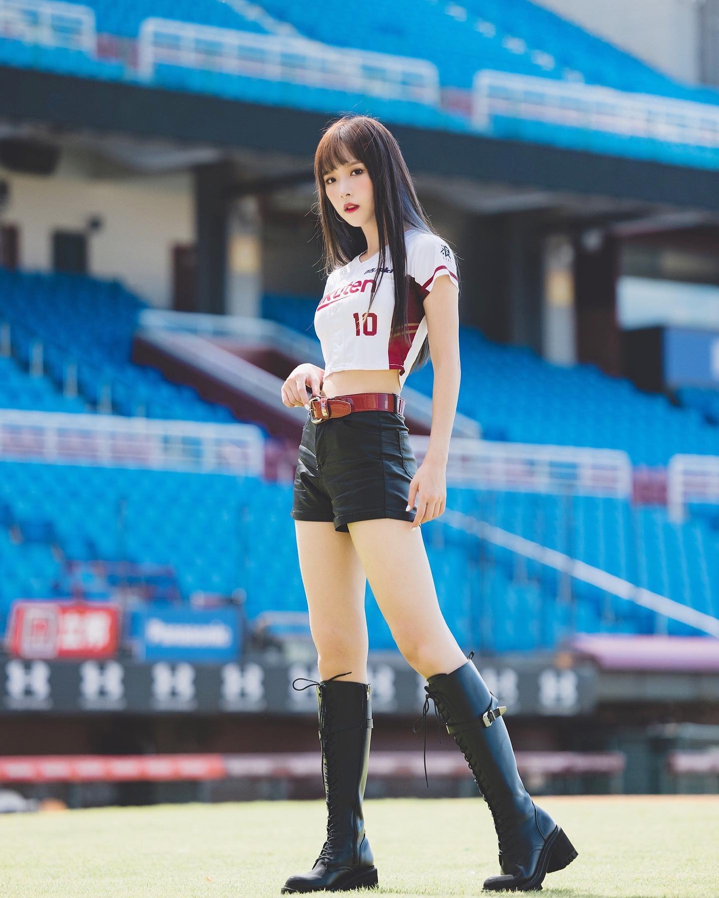 神正啦啦隊員「Rina」腰細臀翹雙奶又美大，拍照時「曲線畢露」辣翻！-第1章-图片2