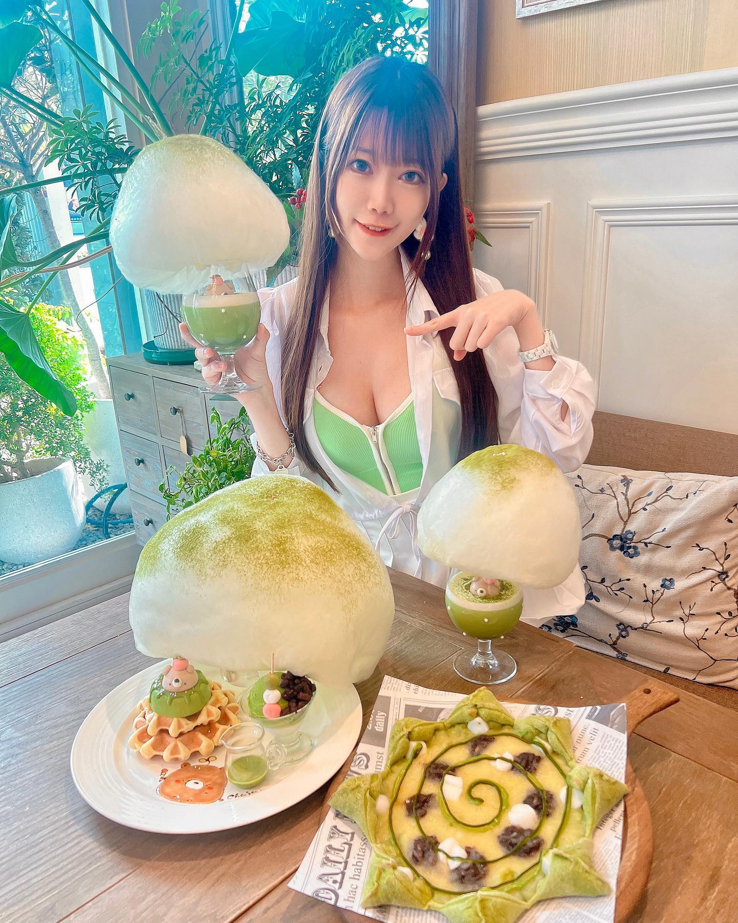 豐滿妹子「吳芸帆」傲人比基尼曲線太兇猛了！超細纖腰把遊客都迷倒了-第1章-图片2