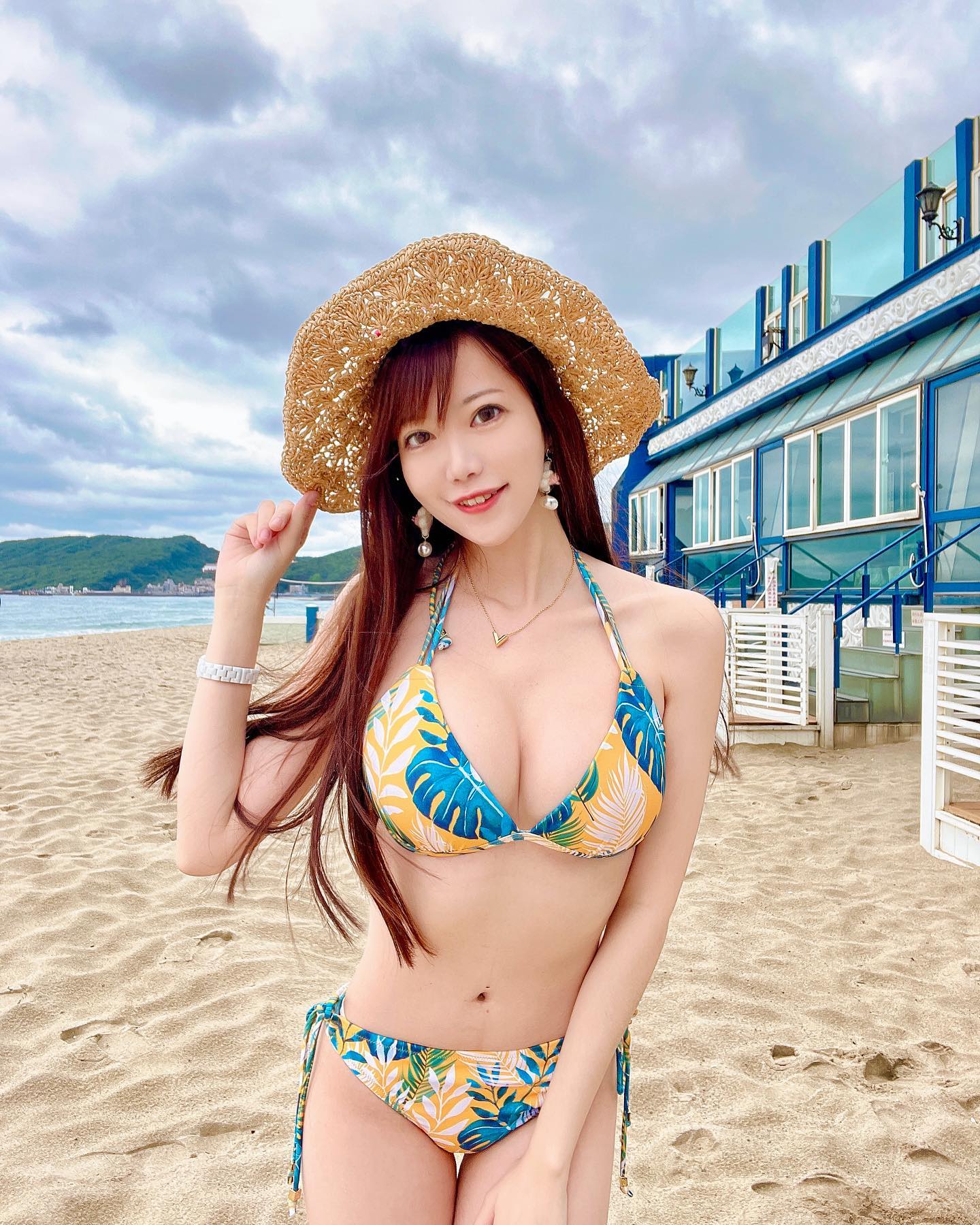 豐滿妹子「吳芸帆」傲人比基尼曲線太兇猛了！超細纖腰把遊客都迷倒了-第1章-图片1