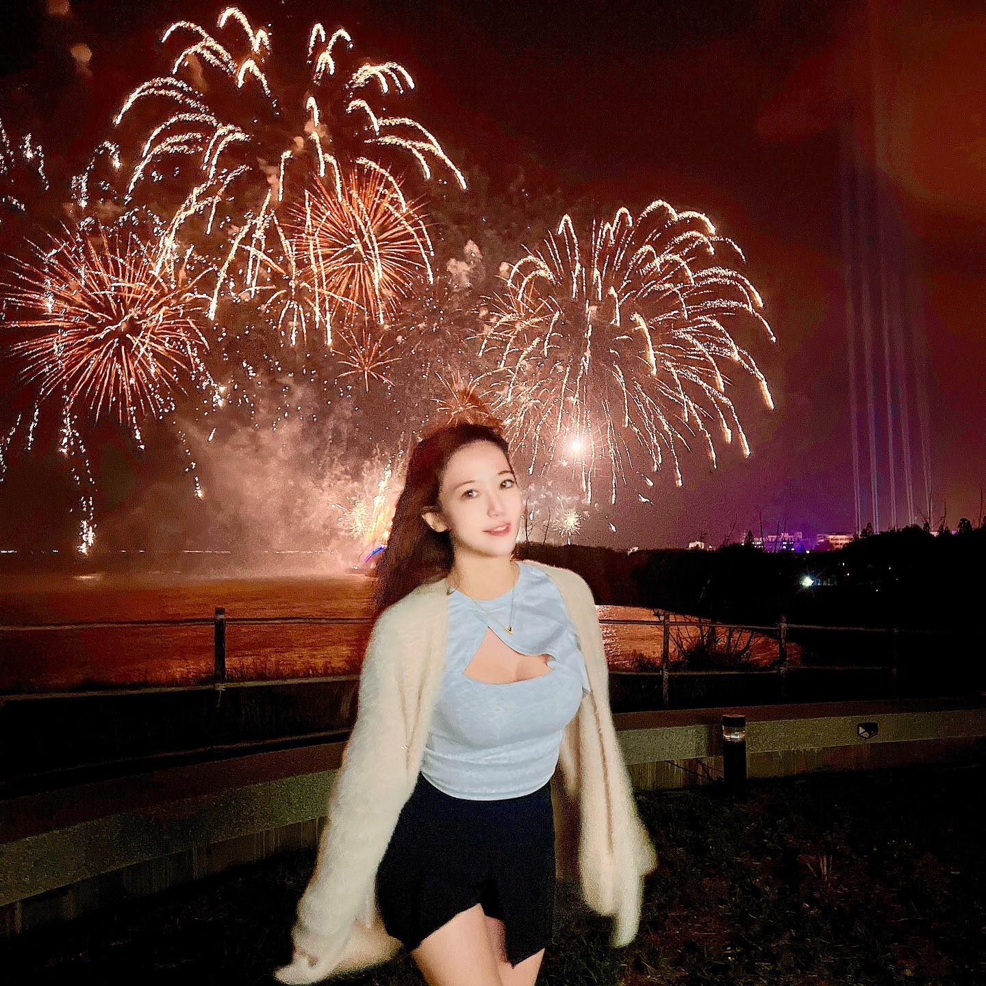 豐滿妹子「吳芸帆」傲人比基尼曲線太兇猛了！超細纖腰把遊客都迷倒了-第1章-图片4