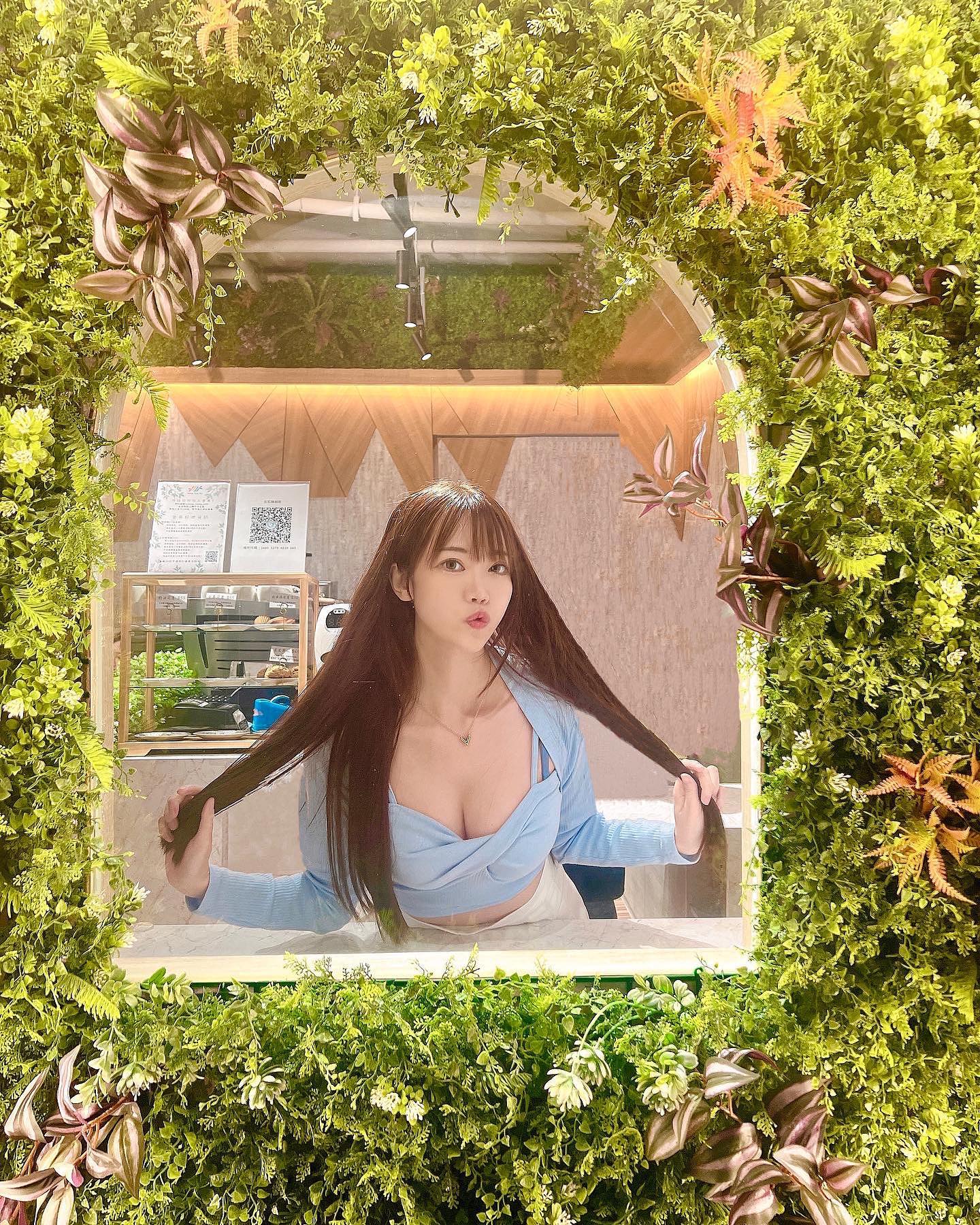 豐滿妹子「吳芸帆」傲人比基尼曲線太兇猛了！超細纖腰把遊客都迷倒了-第1章-图片7