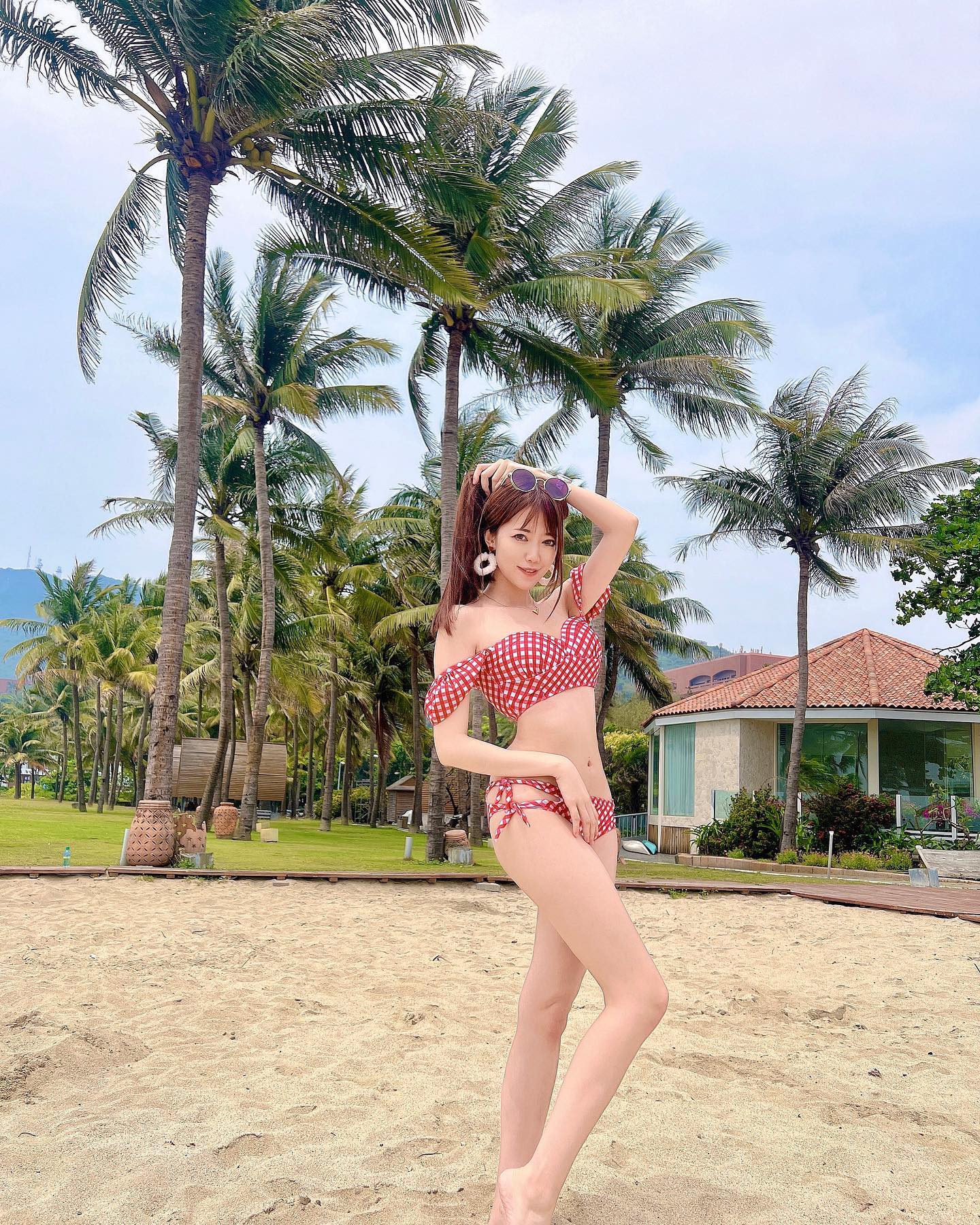 豐滿妹子「吳芸帆」傲人比基尼曲線太兇猛了！超細纖腰把遊客都迷倒了-第1章-图片8