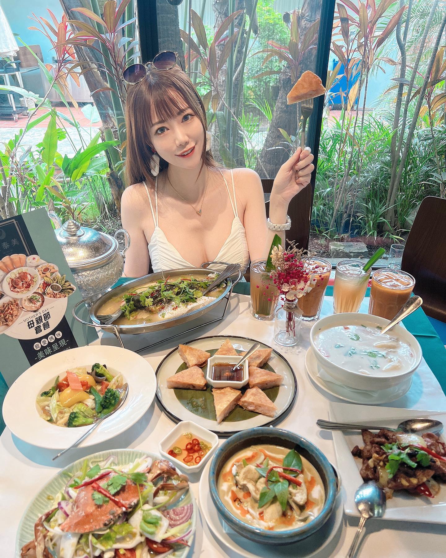 豐滿妹子「吳芸帆」傲人比基尼曲線太兇猛了！超細纖腰把遊客都迷倒了-第1章-图片10