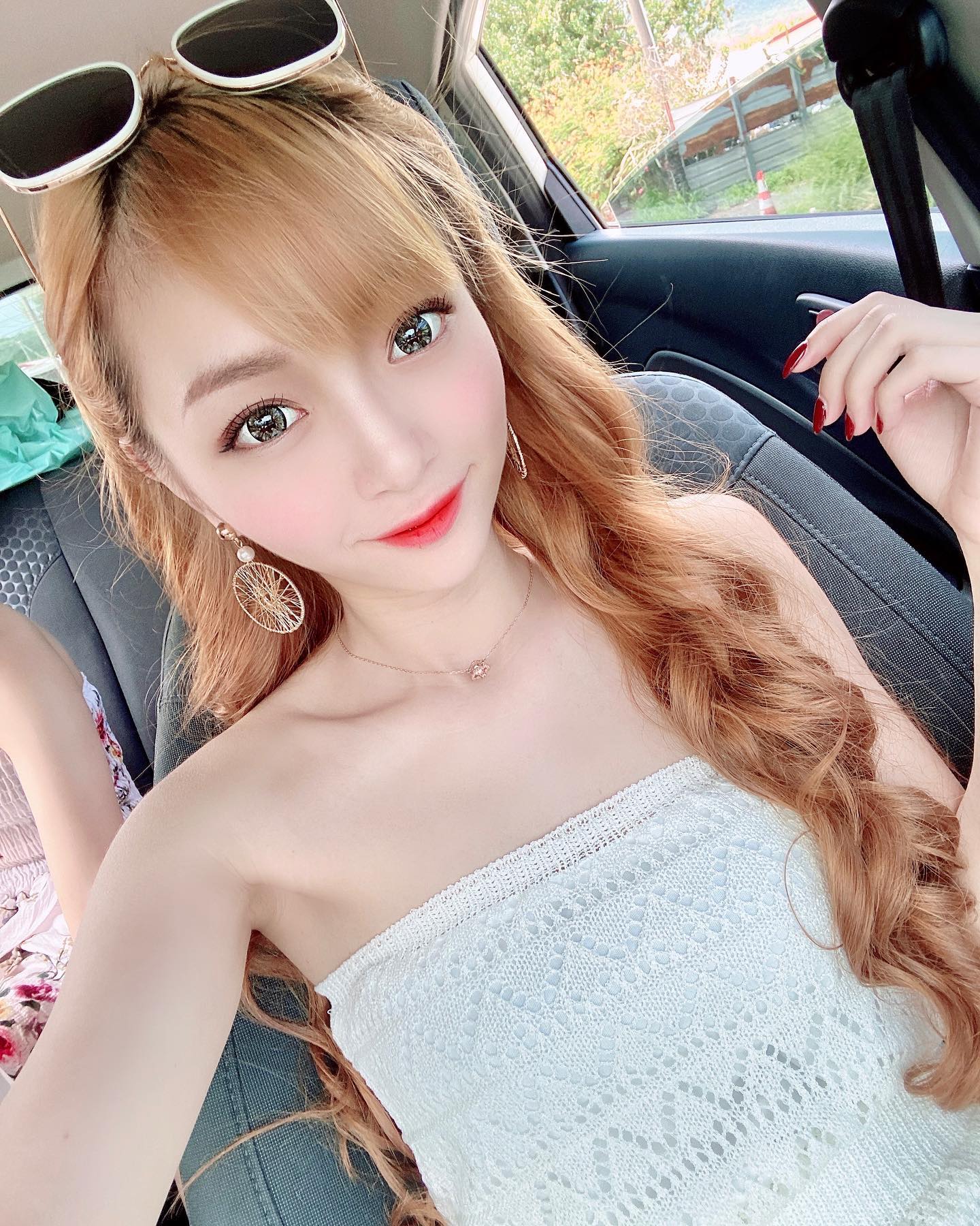 「小洋榛」水汪大眼笑起來太甜美，胸前果然是渾圓兩顆，「白嫩事業線」越看越吸睛！-第1章-图片4