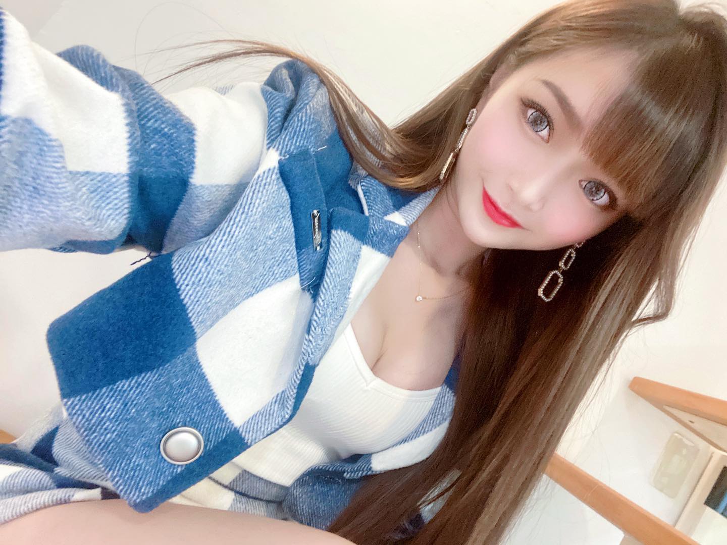 「小洋榛」水汪大眼笑起來太甜美，胸前果然是渾圓兩顆，「白嫩事業線」越看越吸睛！-第1章-图片10