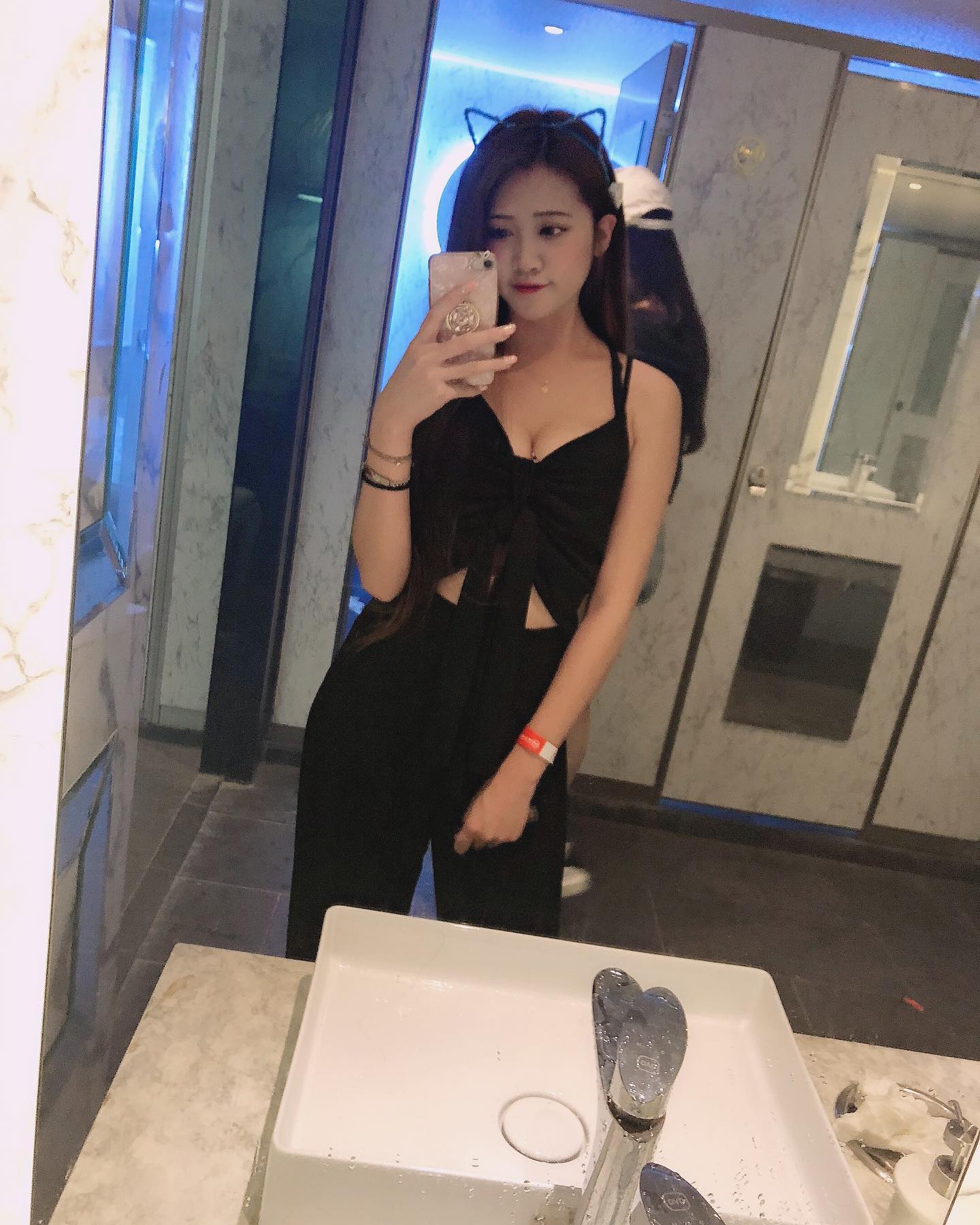 性感女神「賴紅茶」引起一波雄性躁動！「鮮美肉體」呼之欲出，戰鬥力太狂會腿軟阿-第1章-图片3