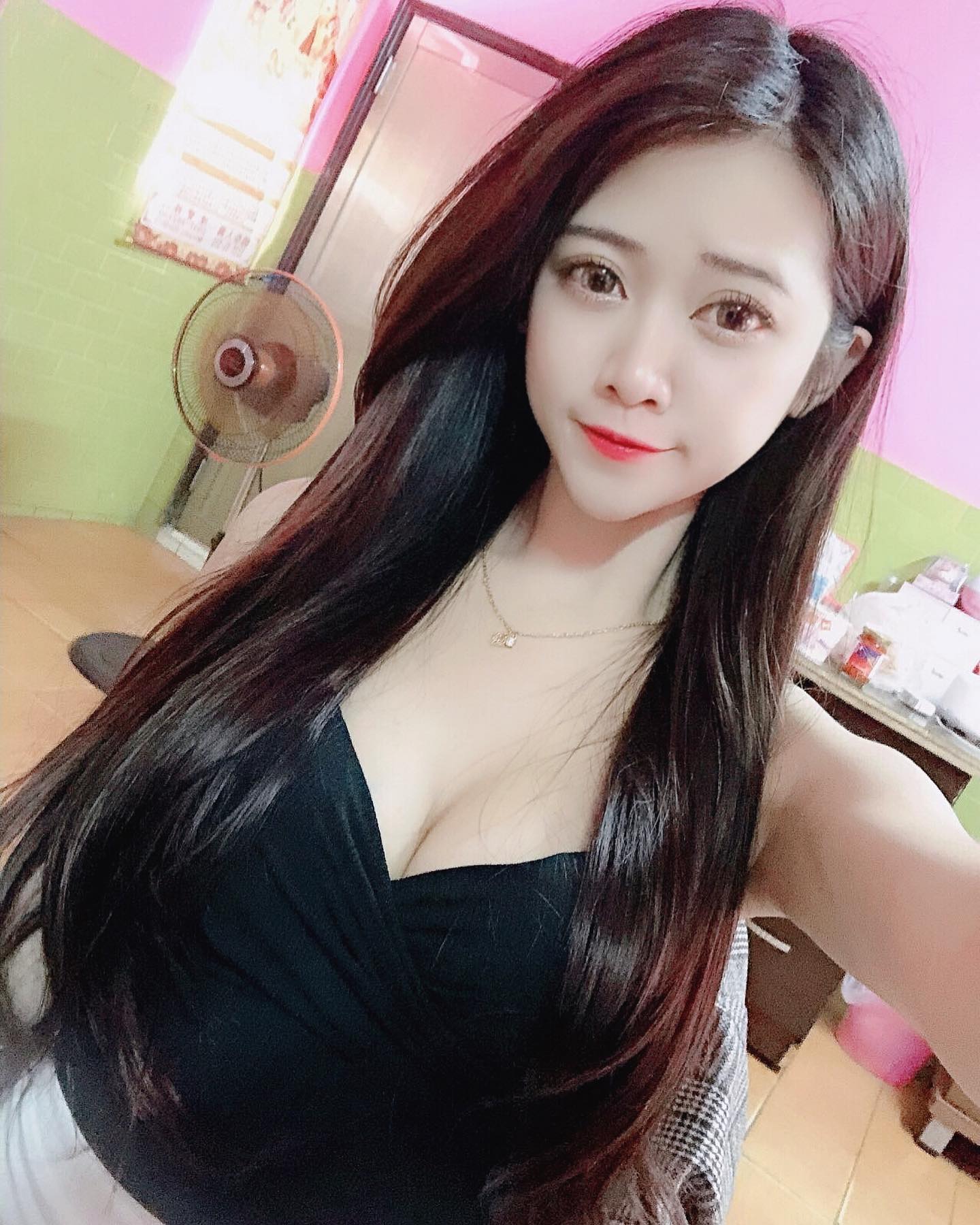 性感女神「賴紅茶」引起一波雄性躁動！「鮮美肉體」呼之欲出，戰鬥力太狂會腿軟阿-第1章-图片2