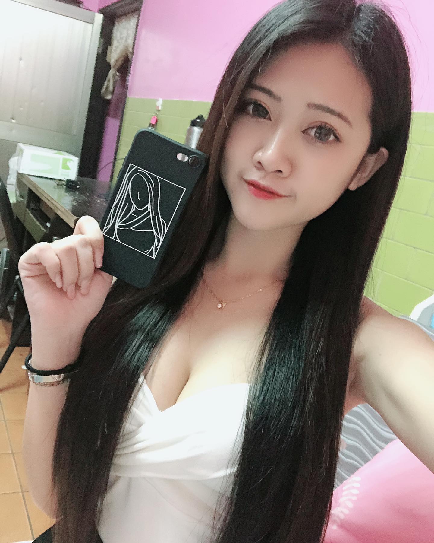 性感女神「賴紅茶」引起一波雄性躁動！「鮮美肉體」呼之欲出，戰鬥力太狂會腿軟阿-第1章-图片1