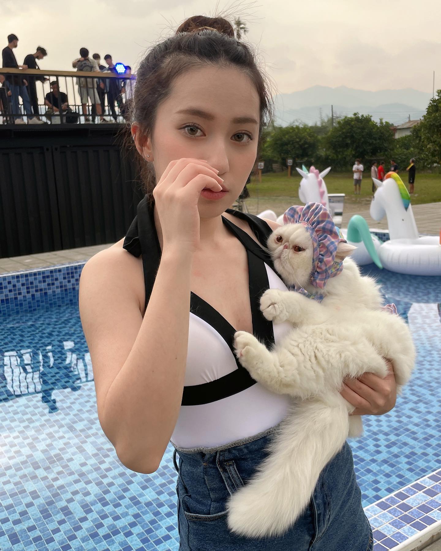 白嫩妹子「盧蓁」身材曲線完美，性感俏麗征服眾人，大秀超深鴻溝，奶量從中路直接溢出-第1章-图片7