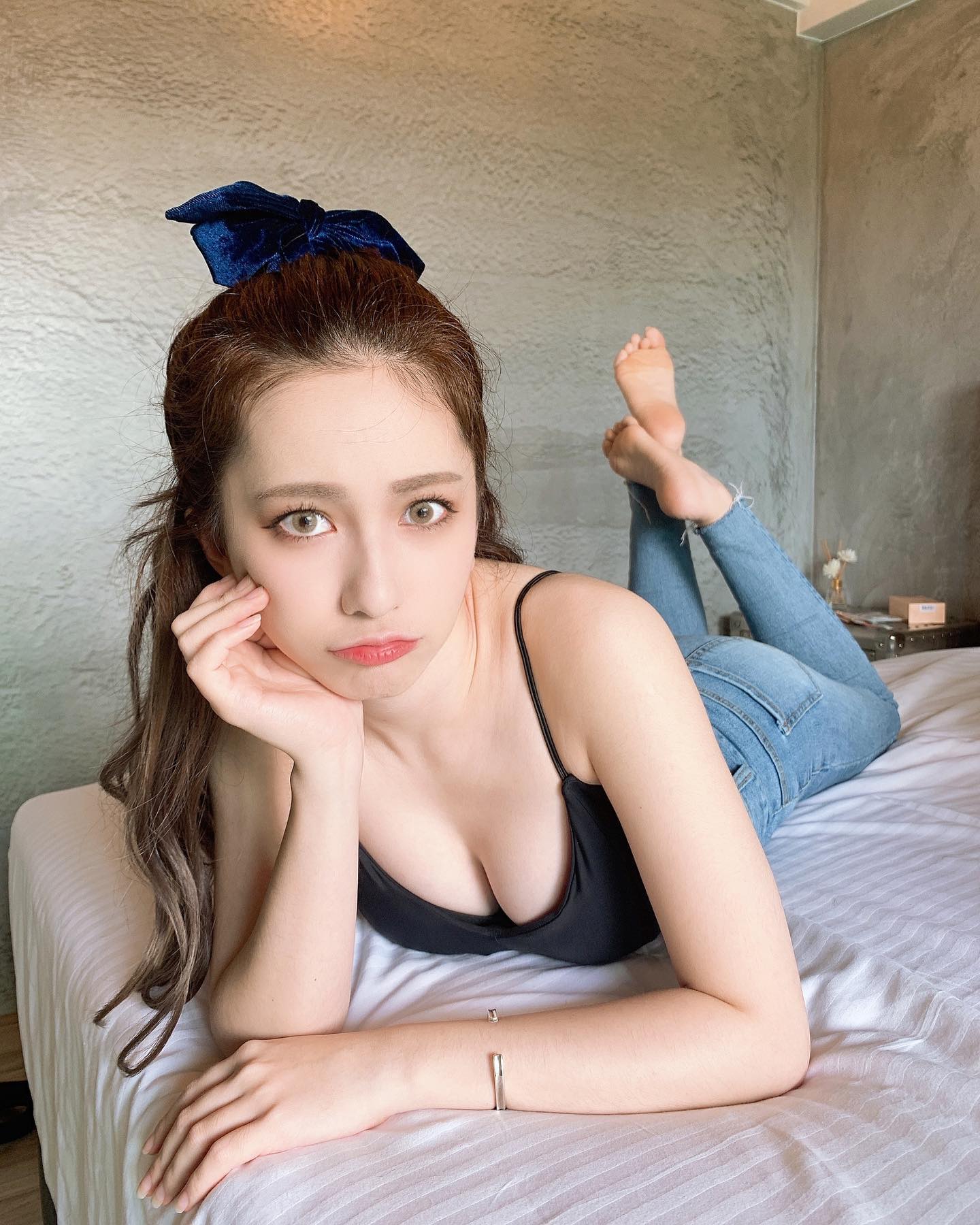 白嫩妹子「盧蓁」身材曲線完美，性感俏麗征服眾人，大秀超深鴻溝，奶量從中路直接溢出-第1章-图片6