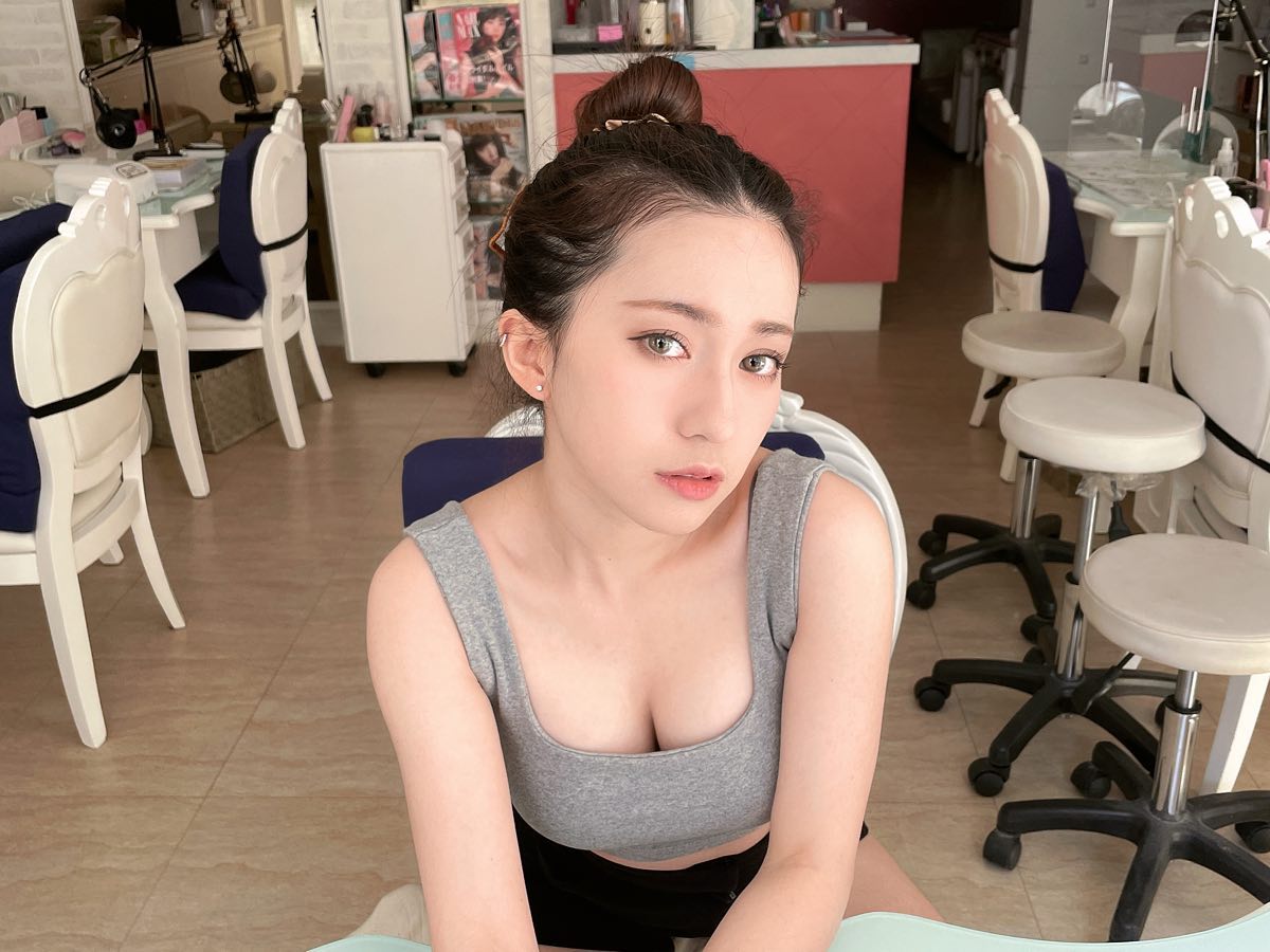 白嫩妹子「盧蓁」身材曲線完美，性感俏麗征服眾人，大秀超深鴻溝，奶量從中路直接溢出-第1章-图片9