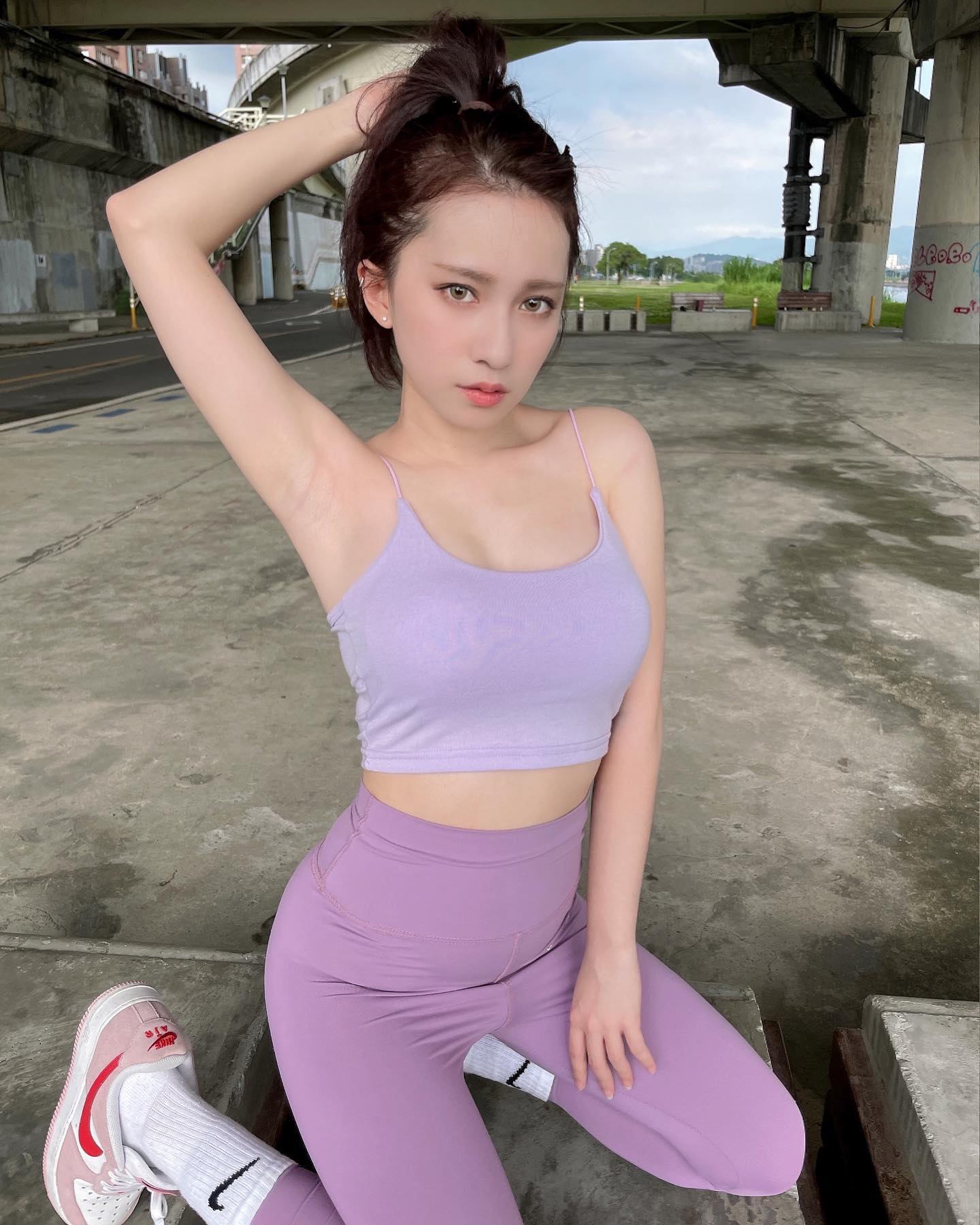 白嫩妹子「盧蓁」身材曲線完美，性感俏麗征服眾人，大秀超深鴻溝，奶量從中路直接溢出-第1章-图片10