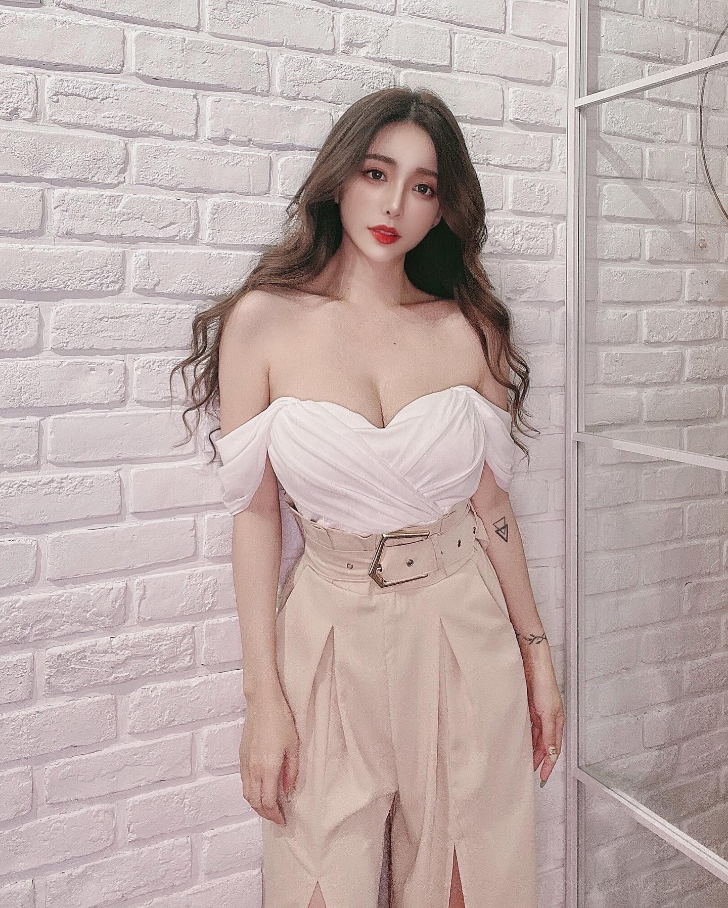 長腿妖精「禹霏」拍攝角度超邪惡「乳球快蹦出了」充滿女人味啊！-第1章-图片2