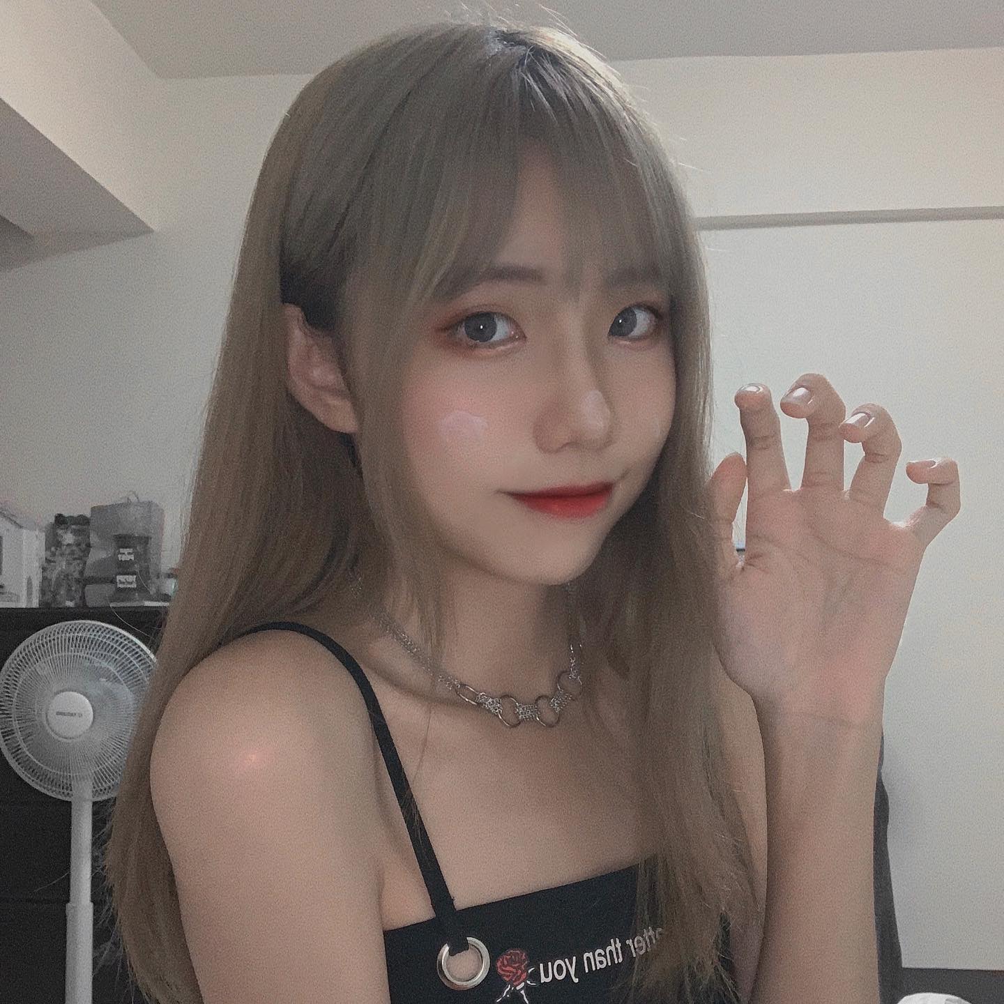 貓系正妹「柯睿YEEEEE」白皙稚嫩的模樣，氣質不凡呀，完美顏值搭配高挑身材讓人秒戀愛-第1章-图片1